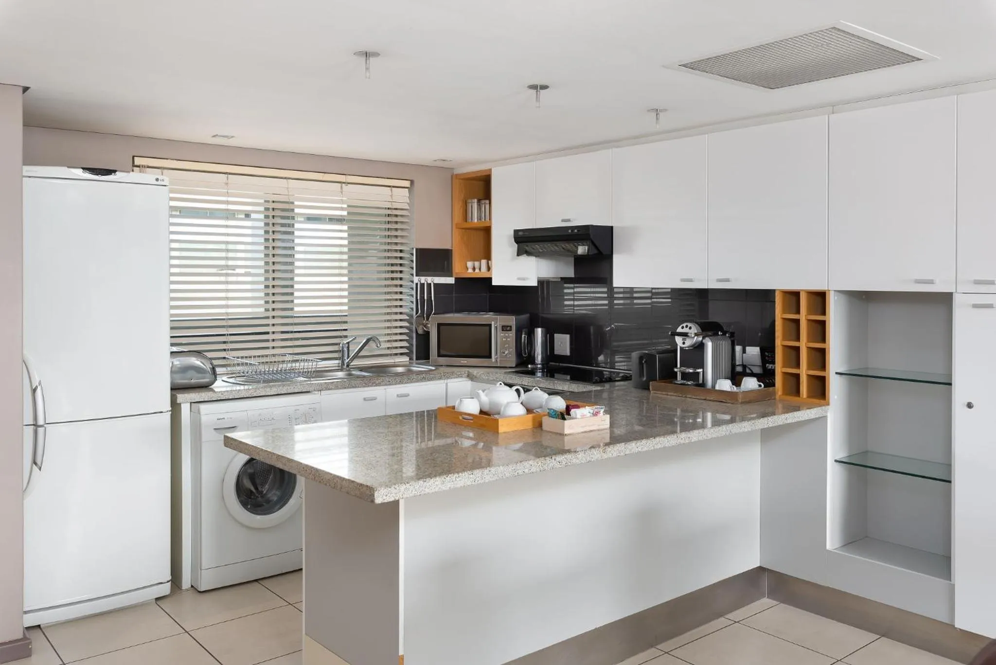 Kitchen or kitchenette, Kitchen/Kitchenette in HarbourEdge Suites by Totalstay