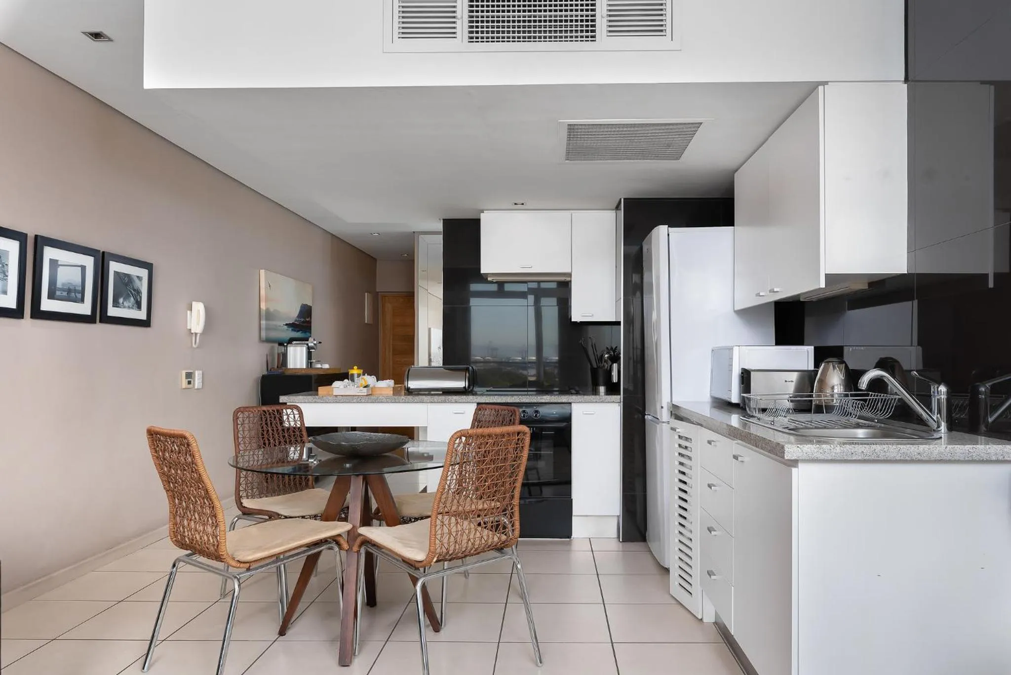 Kitchen or kitchenette, Kitchen/Kitchenette in HarbourEdge Suites by Totalstay
