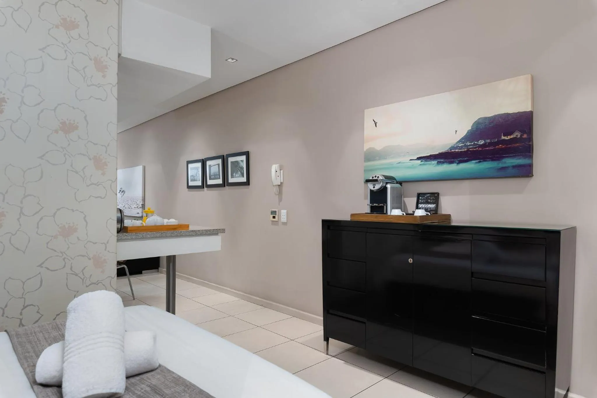 Communal lounge/ TV room, TV/Entertainment Center in HarbourEdge Suites by Totalstay