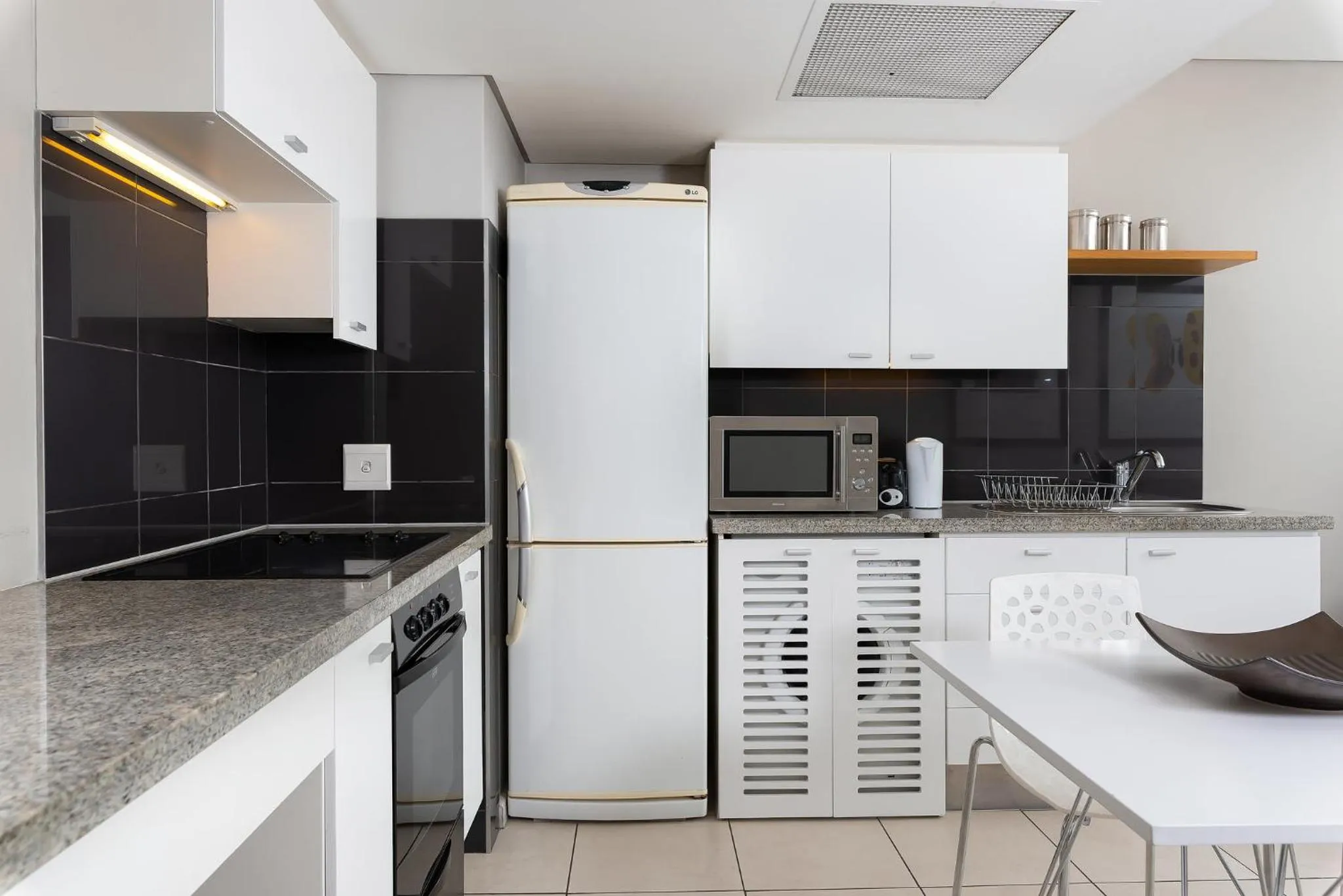 Kitchen or kitchenette, Kitchen/Kitchenette in HarbourEdge Suites by Totalstay