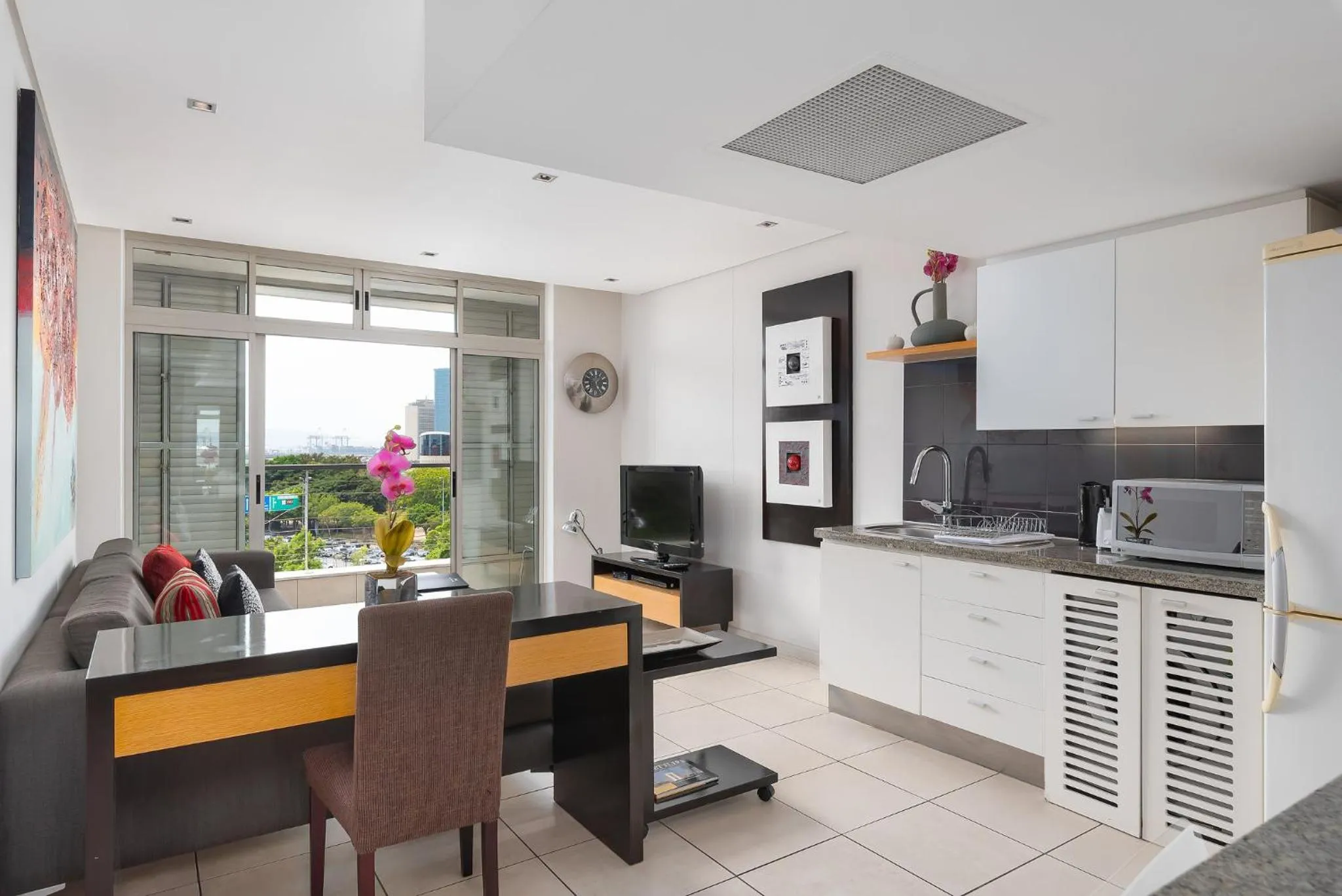 Dining area, Kitchen/Kitchenette in HarbourEdge Suites by Totalstay