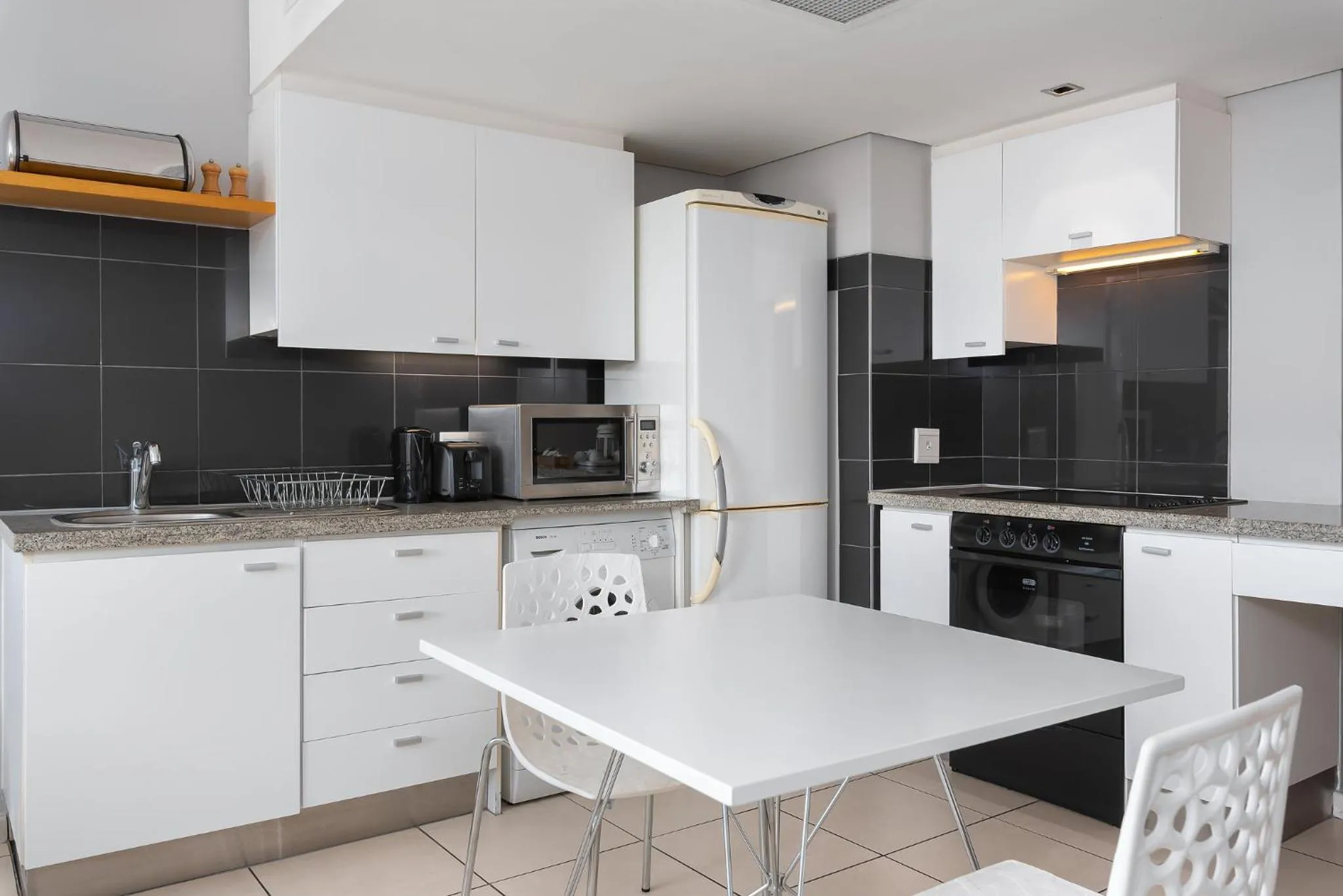 Kitchen or kitchenette, Kitchen/Kitchenette in HarbourEdge Suites by Totalstay