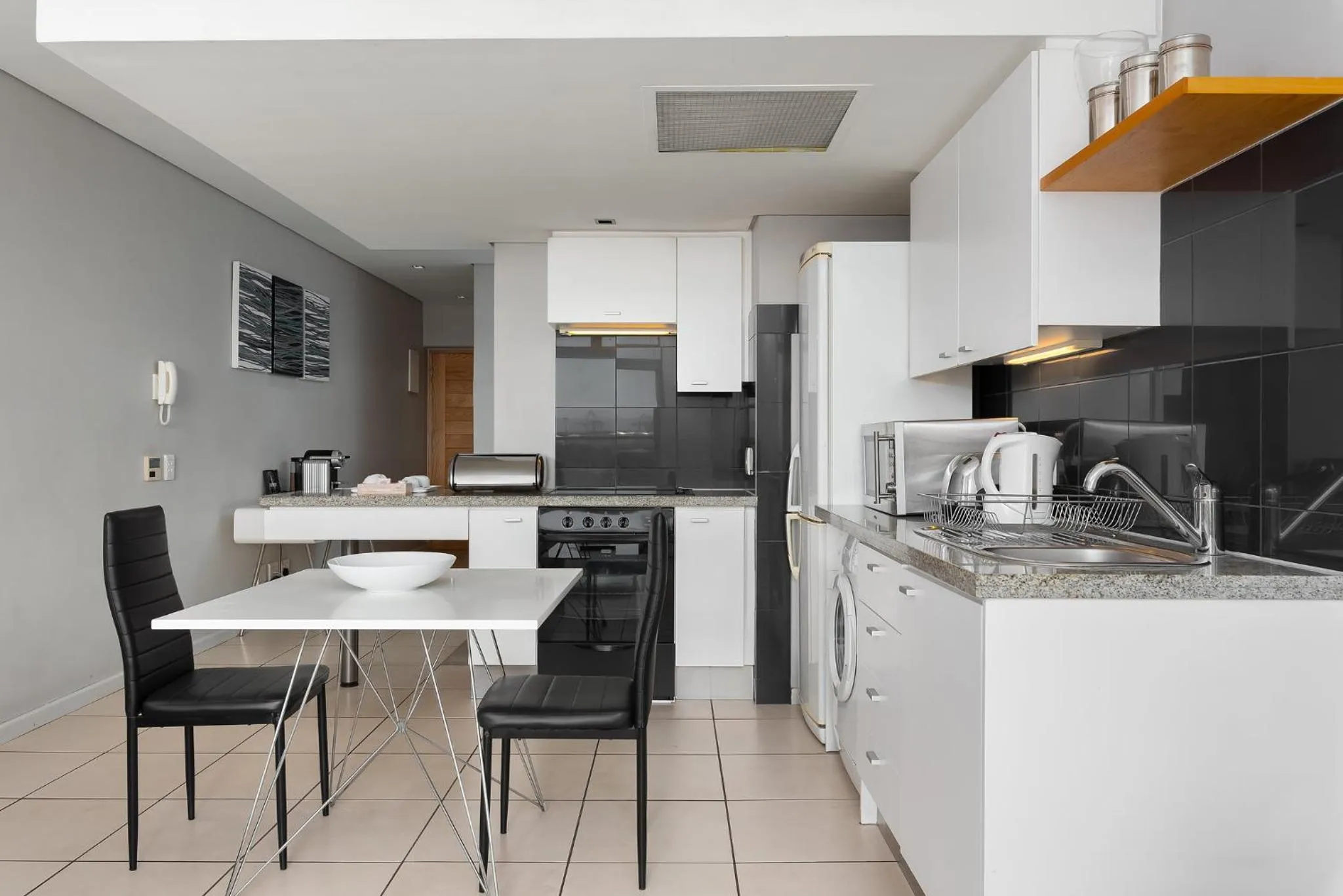 Kitchen or kitchenette, Kitchen/Kitchenette in HarbourEdge Suites by Totalstay