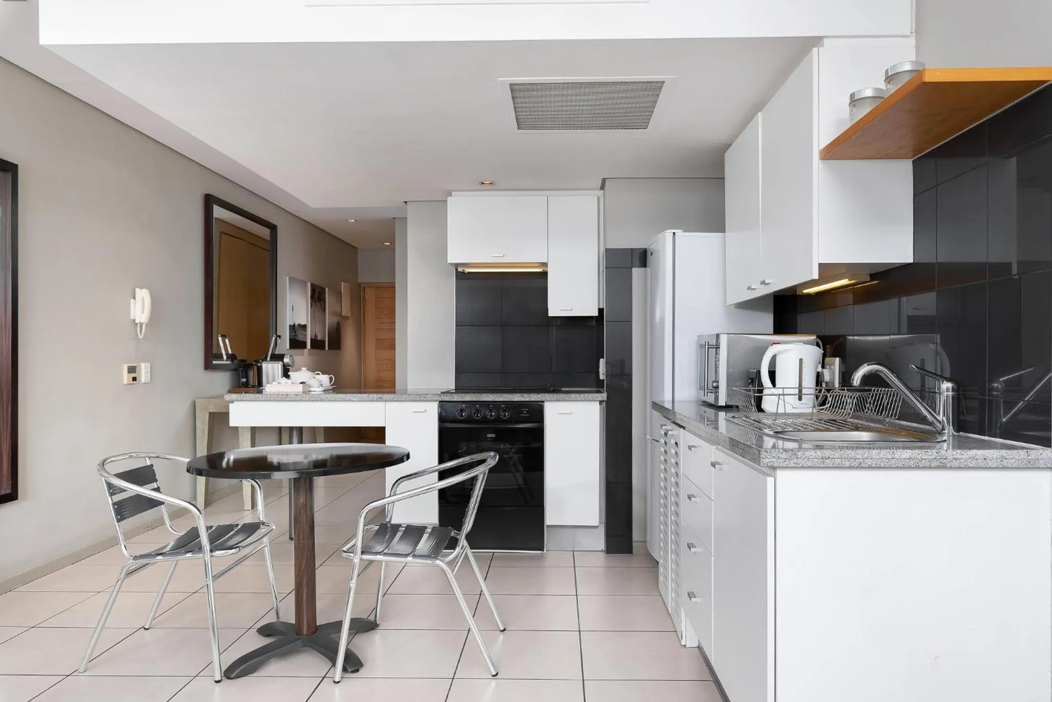 Kitchen or kitchenette, Kitchen/Kitchenette in HarbourEdge Suites by Totalstay