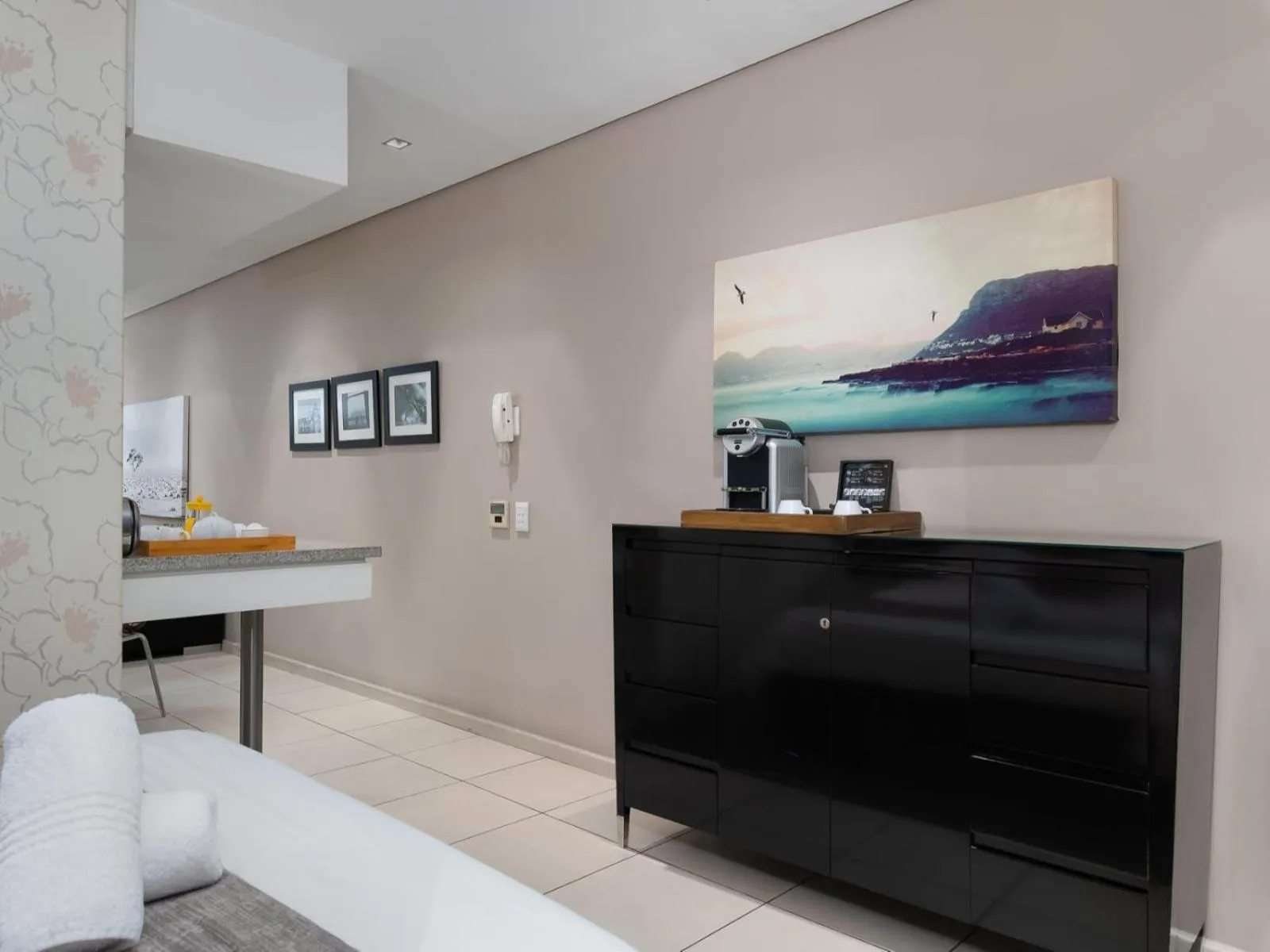 TV and multimedia in HarbourEdge Suites by Totalstay