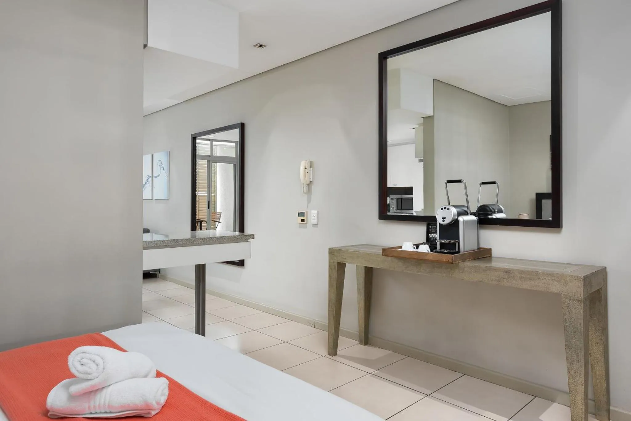 Coffee/tea facilities, Bed in HarbourEdge Suites by Totalstay