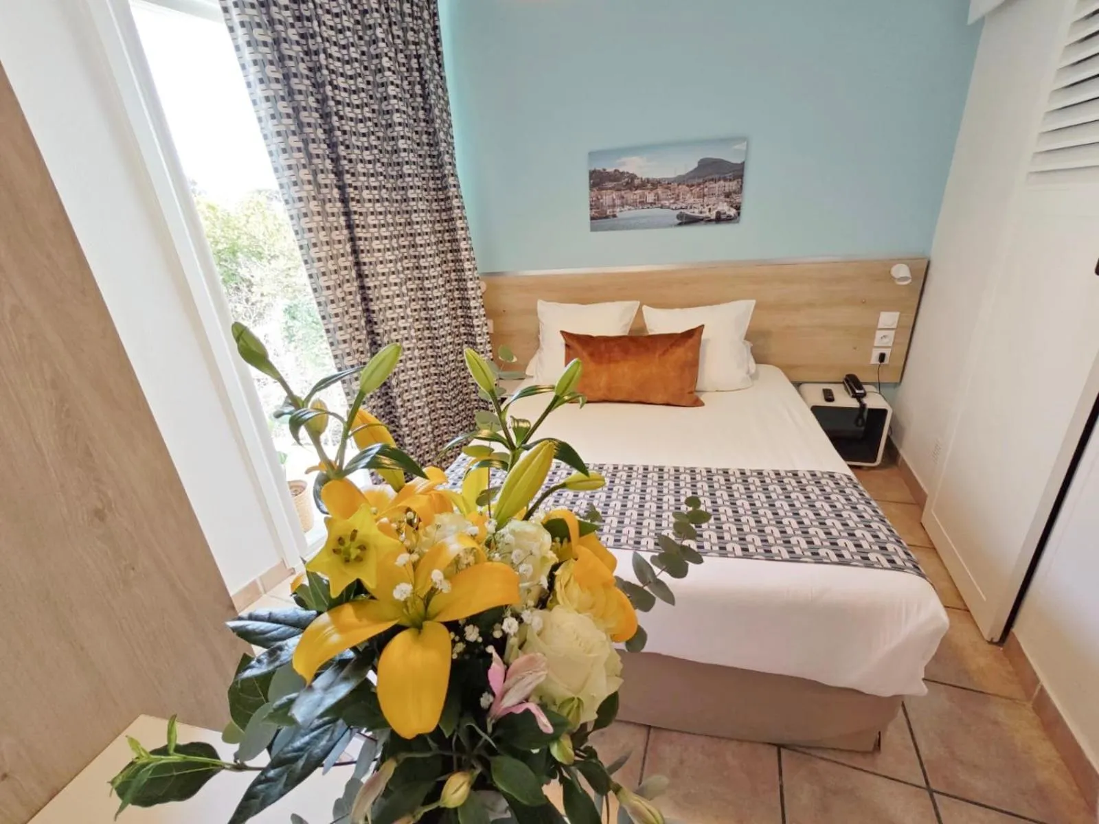 Photo of the whole room, Bed in HOTEL DES CALANQUES