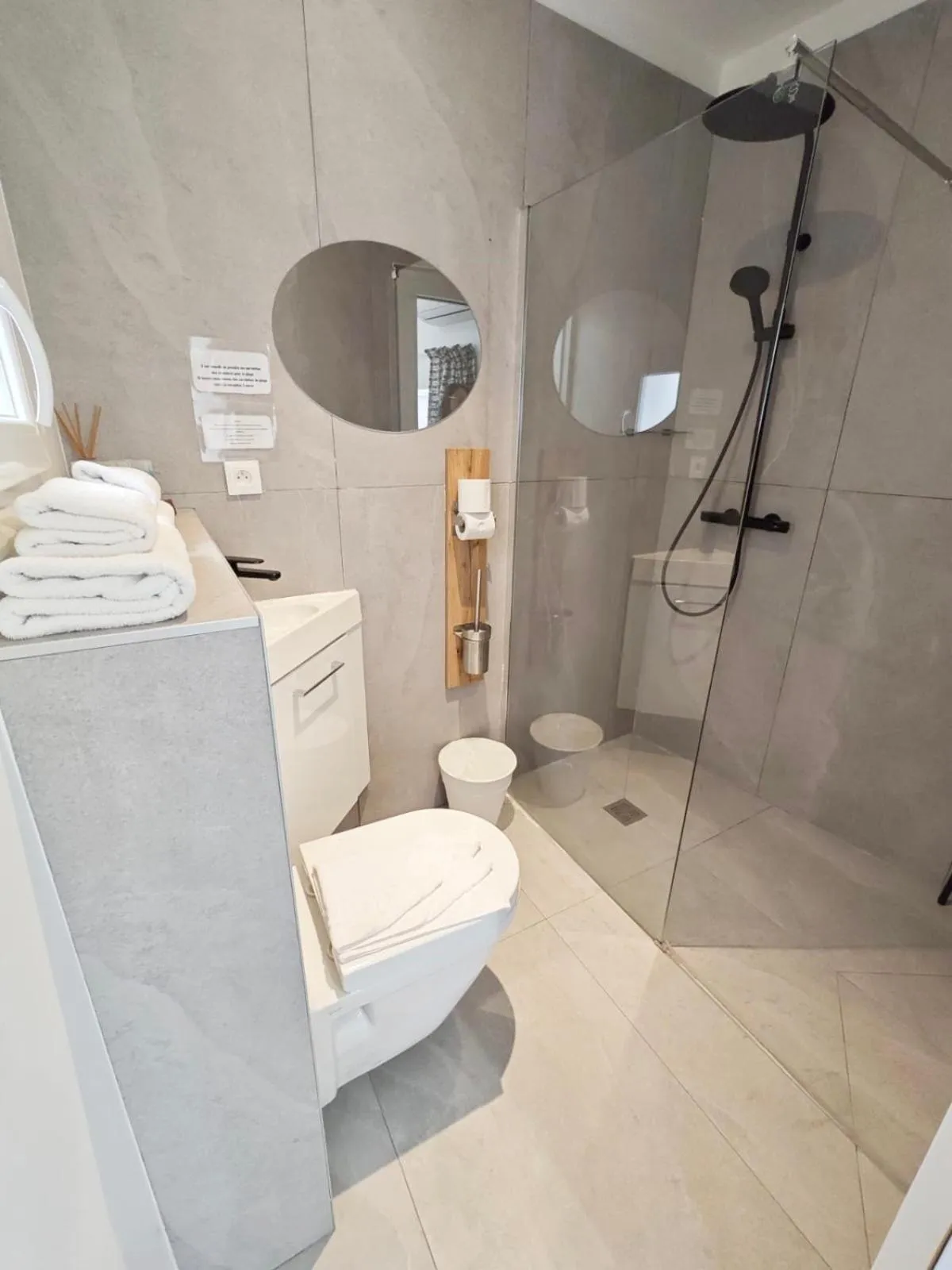 Toilet in HOTEL DES CALANQUES