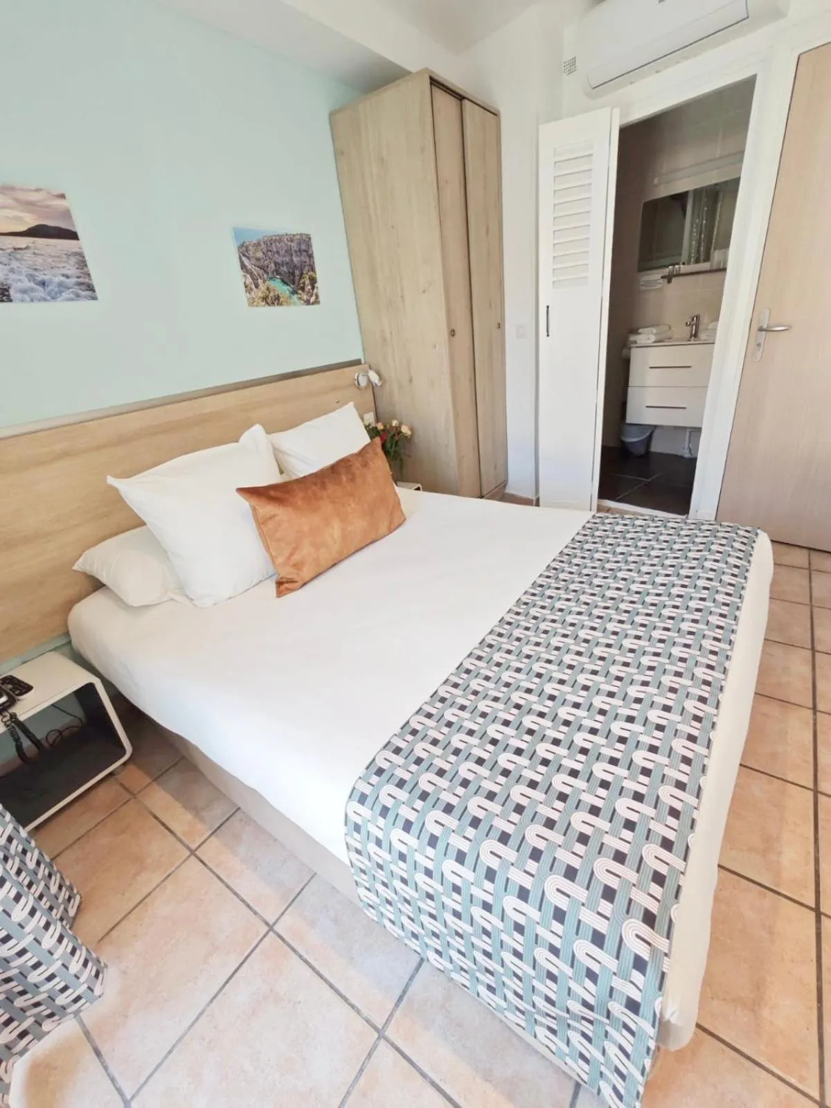 Bed in HOTEL DES CALANQUES