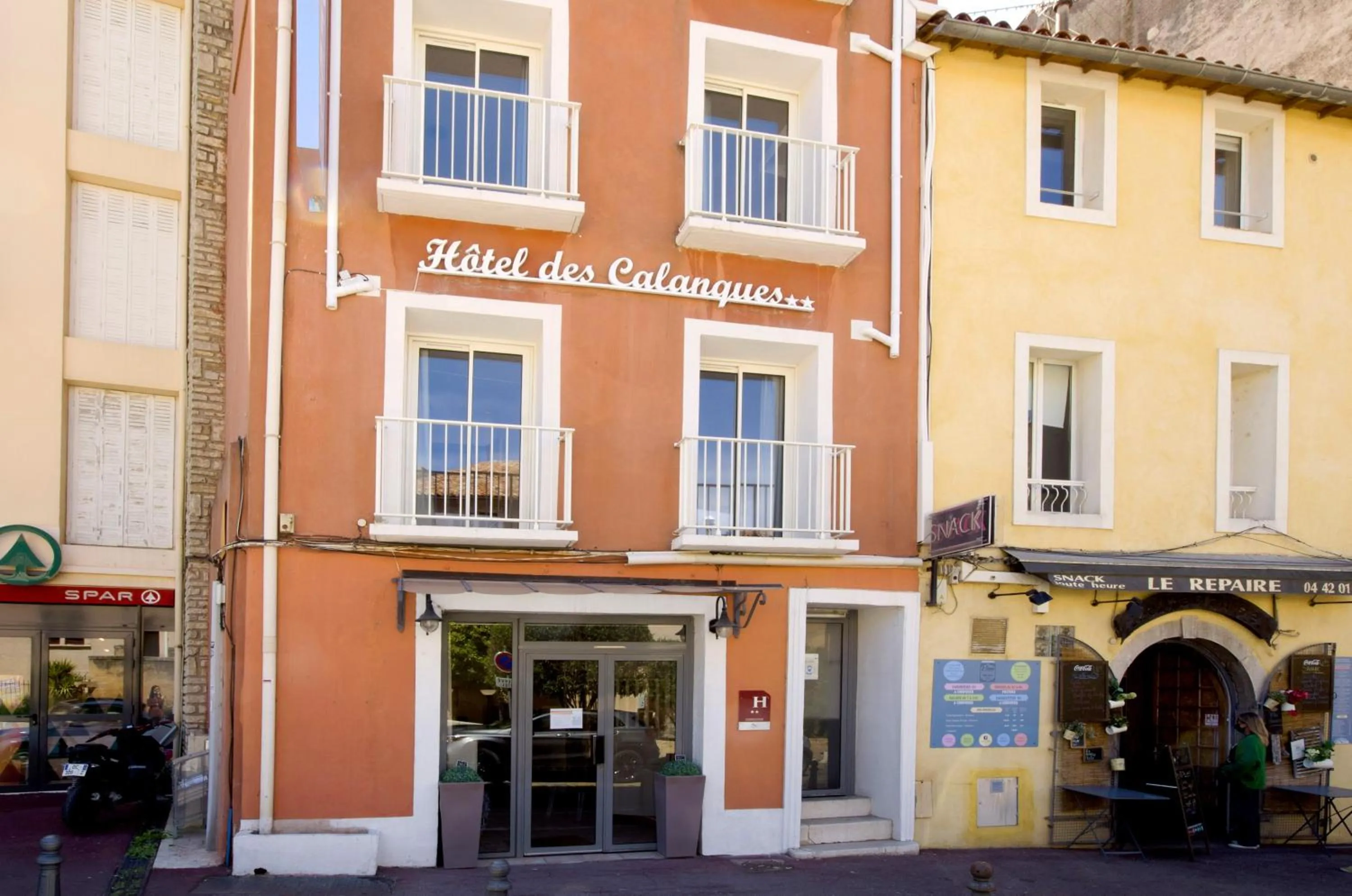 Facade/entrance in HOTEL DES CALANQUES