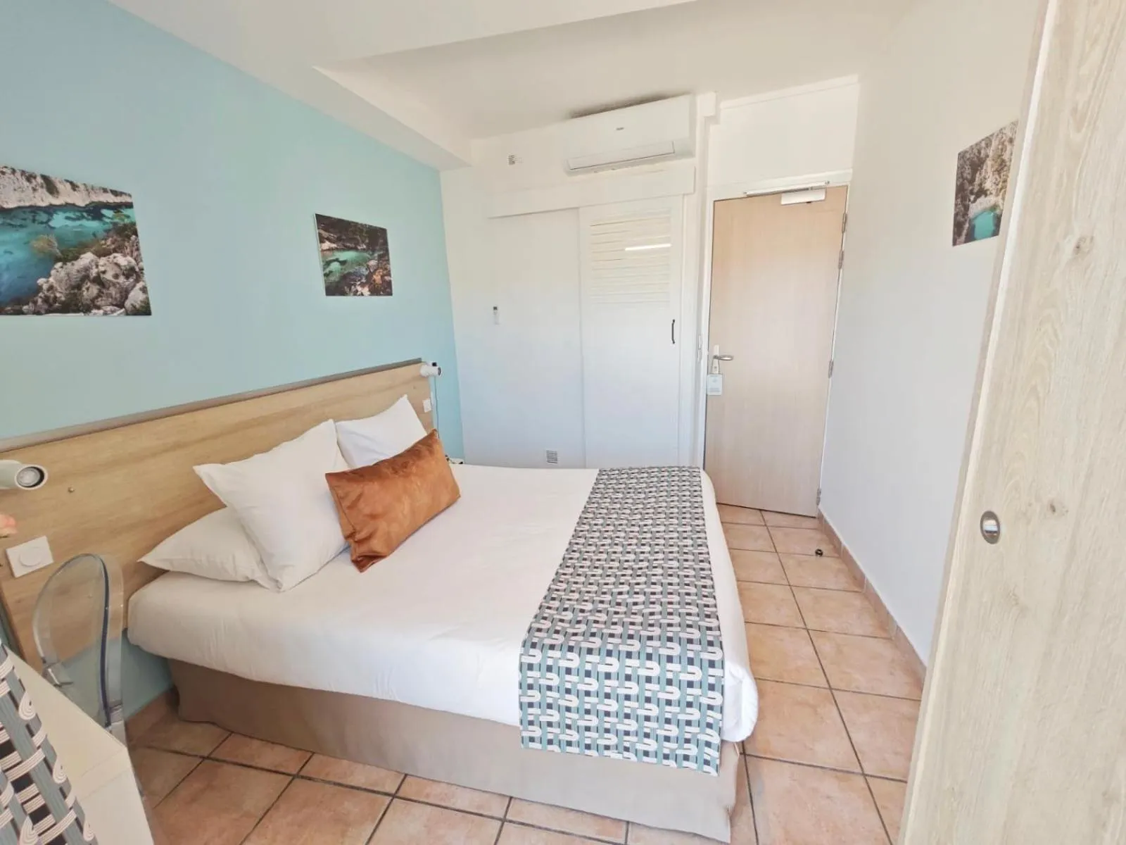 Bedroom, Bed in HOTEL DES CALANQUES