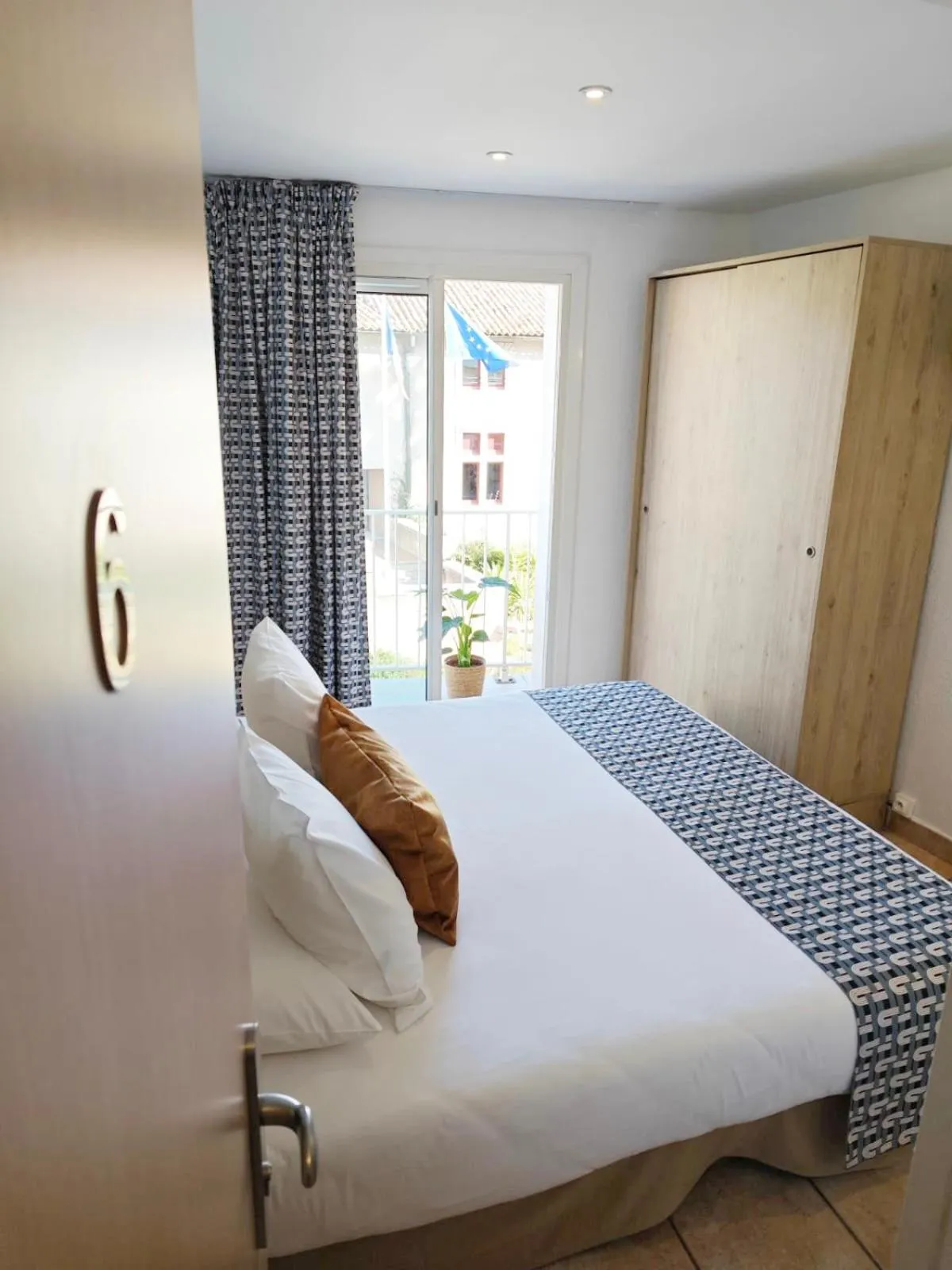Bed in HOTEL DES CALANQUES