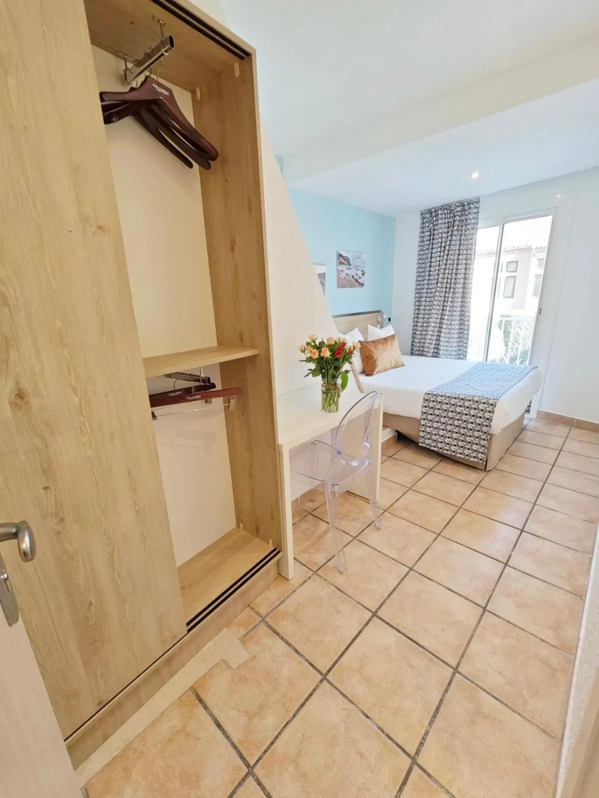 Photo of the whole room, Bed in HOTEL DES CALANQUES