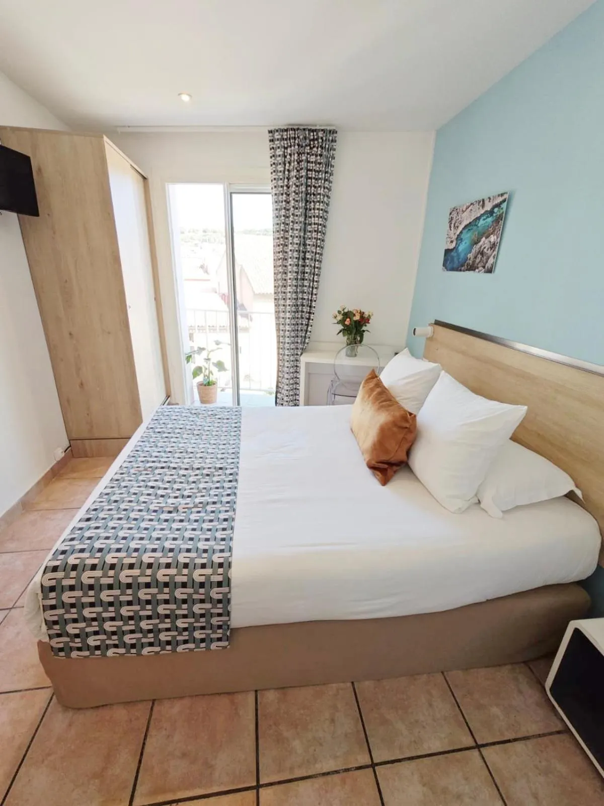 Bedroom, Bed in HOTEL DES CALANQUES