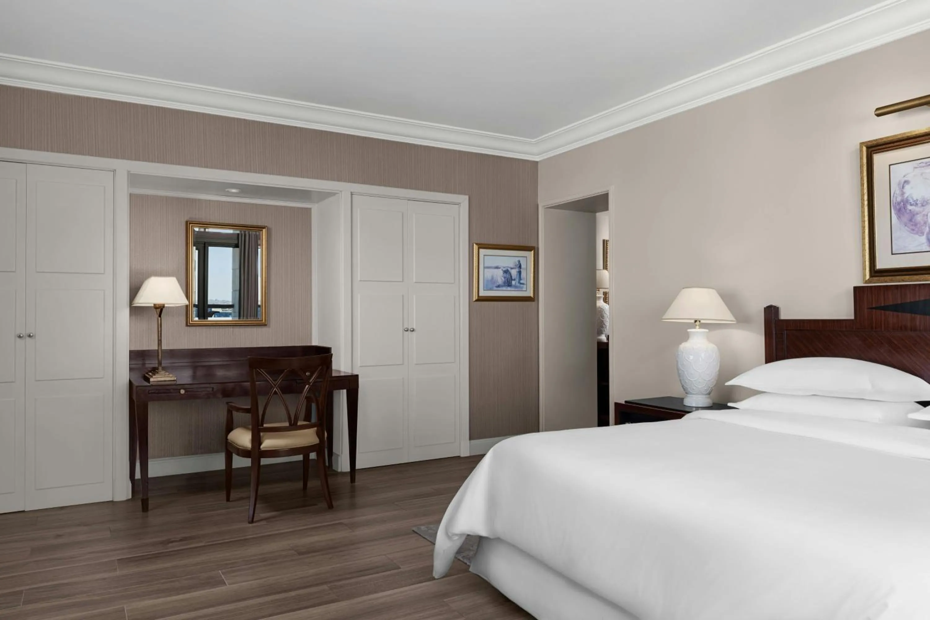 Photo of the whole room, Bed in Sheraton Amman Al Nabil Hotel