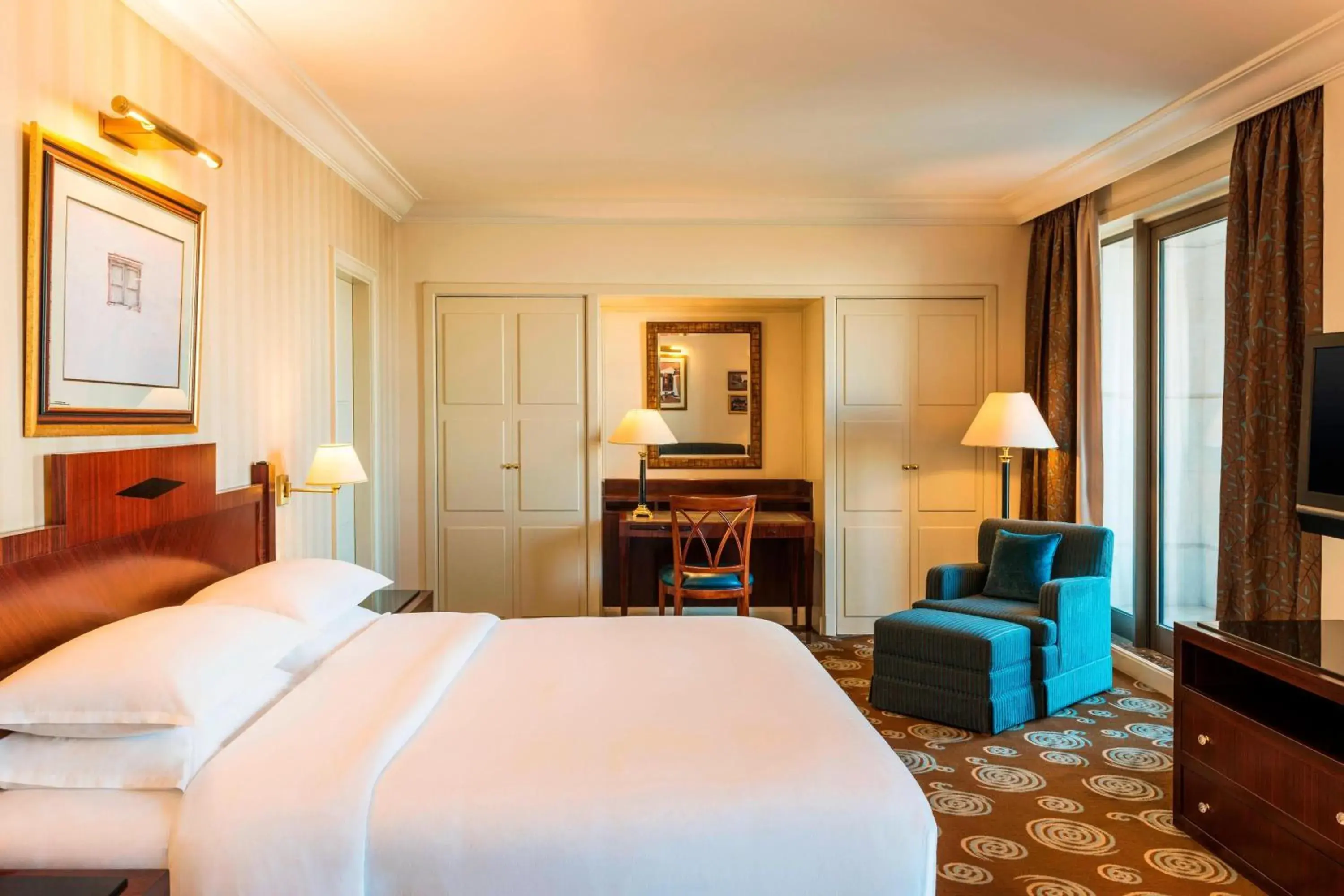 Junior Suite, Club lounge access, 1 King, City view in Sheraton Amman Al Nabil Hotel Junior Suite, Club lounge access, 1 King, City view in Sheraton Amman Al Nabil Hotel