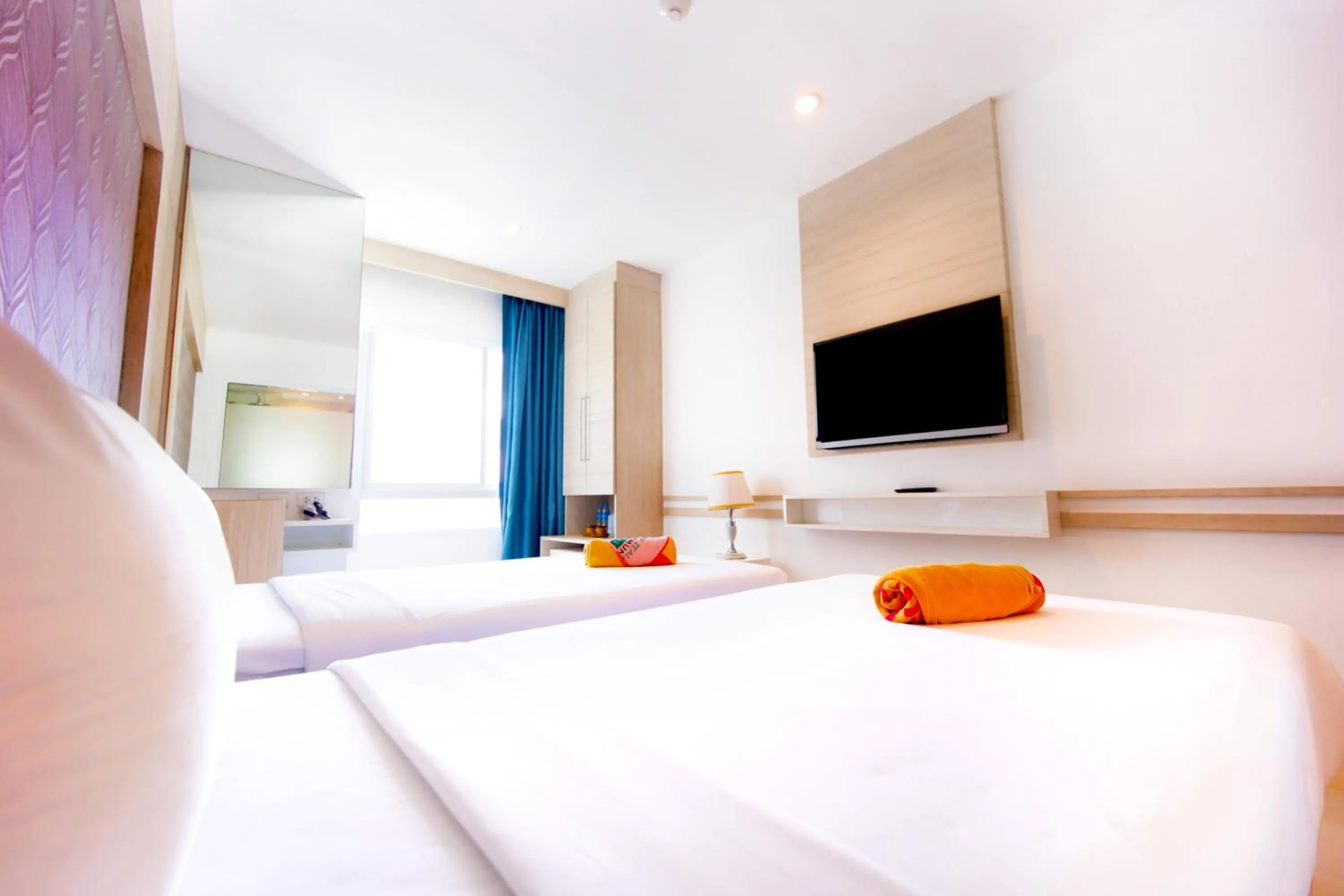 Photo of the whole room, Bed in Mirage Express Patong Phuket Hotel