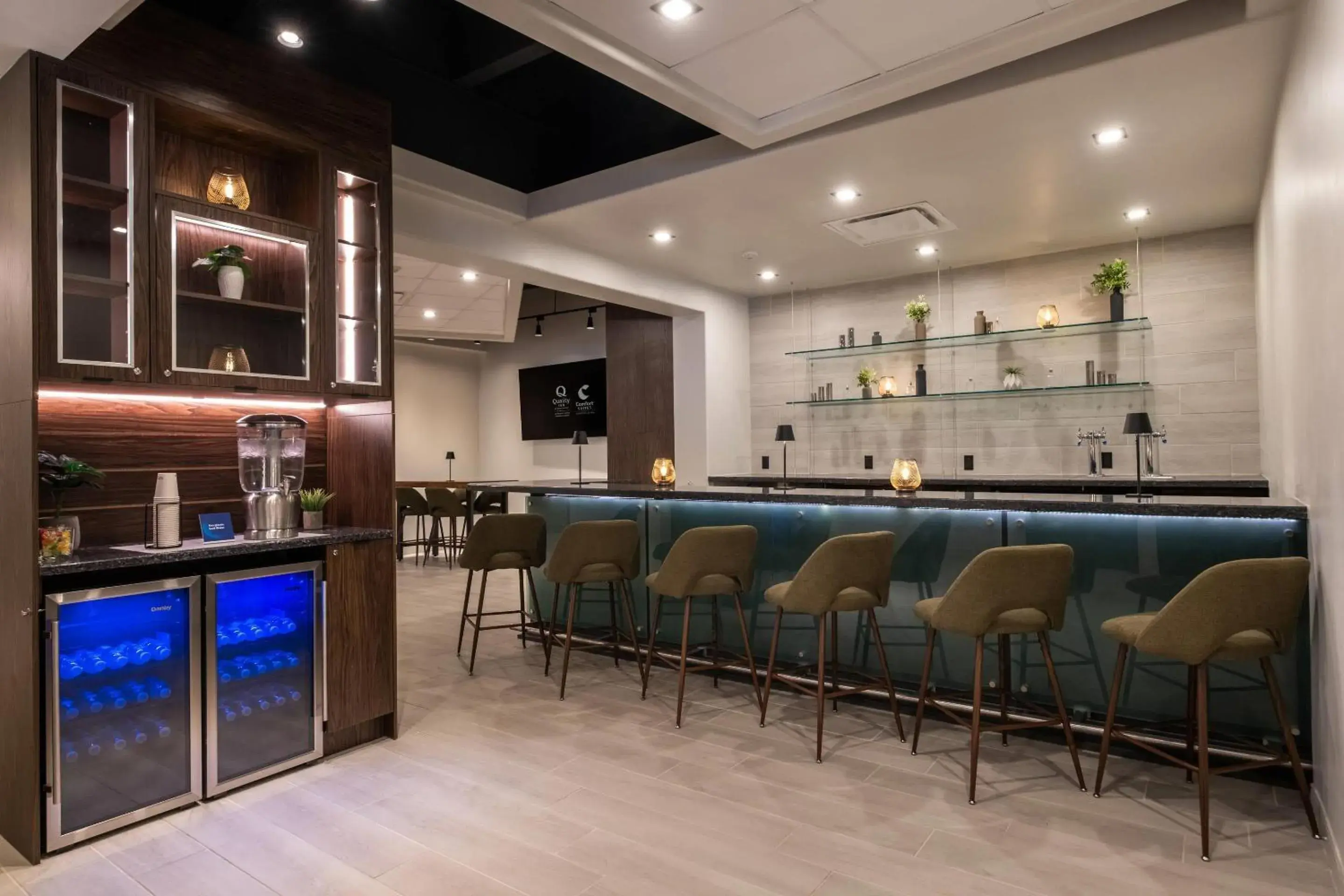 Lounge or bar in Comfort Suites Kingston Central Lounge or bar in Comfort Suites Kingston Central