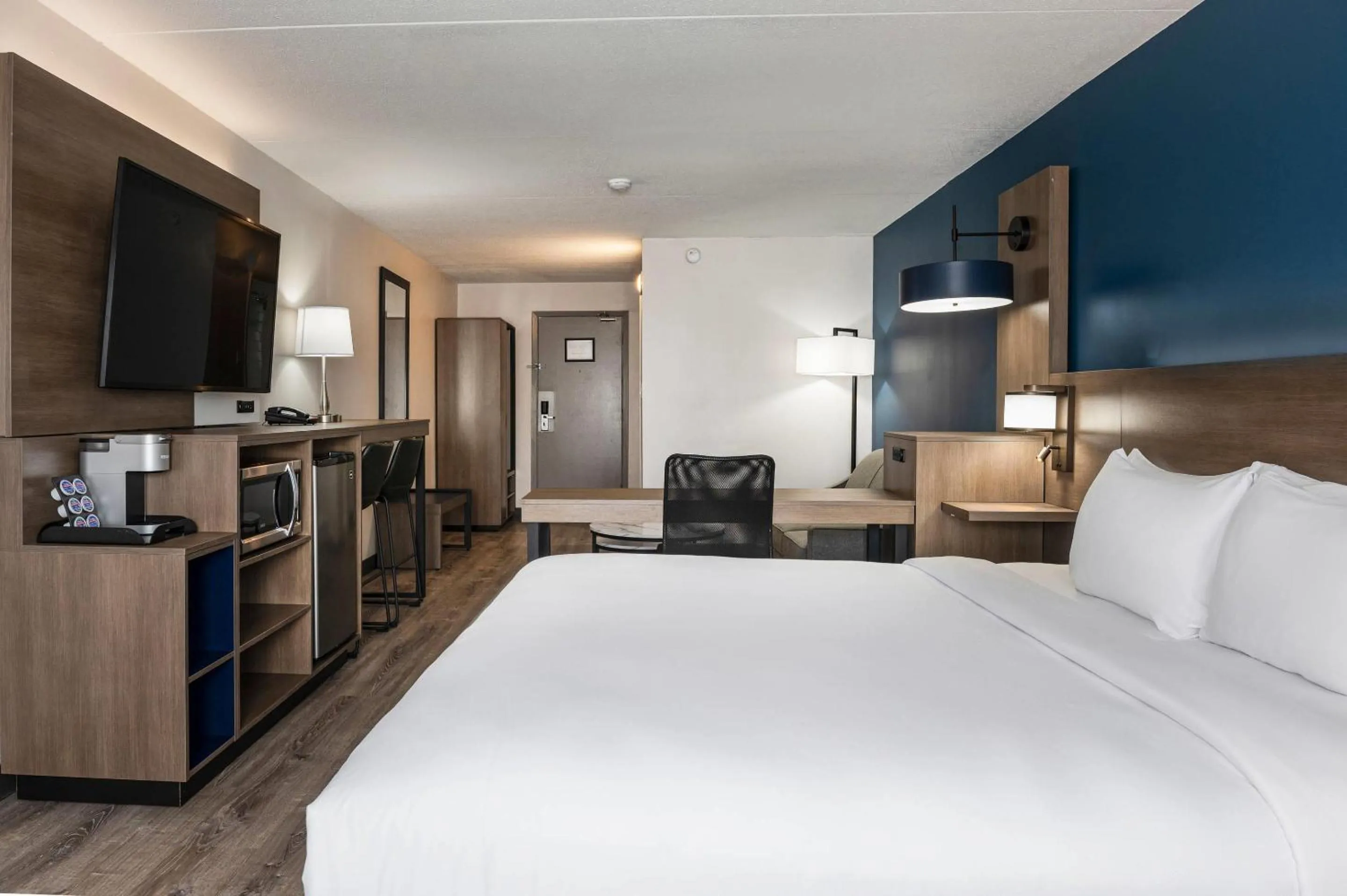 Bedroom, Bed in Comfort Suites Kingston Central