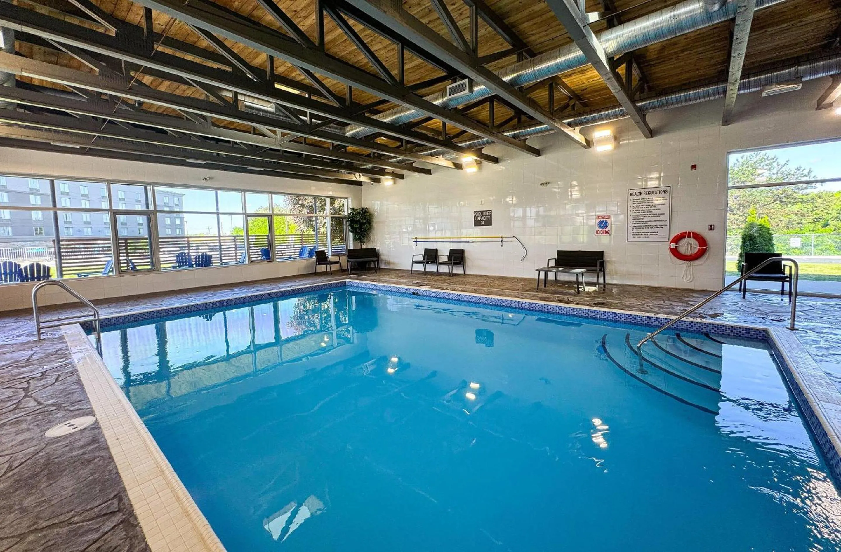 Swimming pool in Comfort Suites Kingston Central