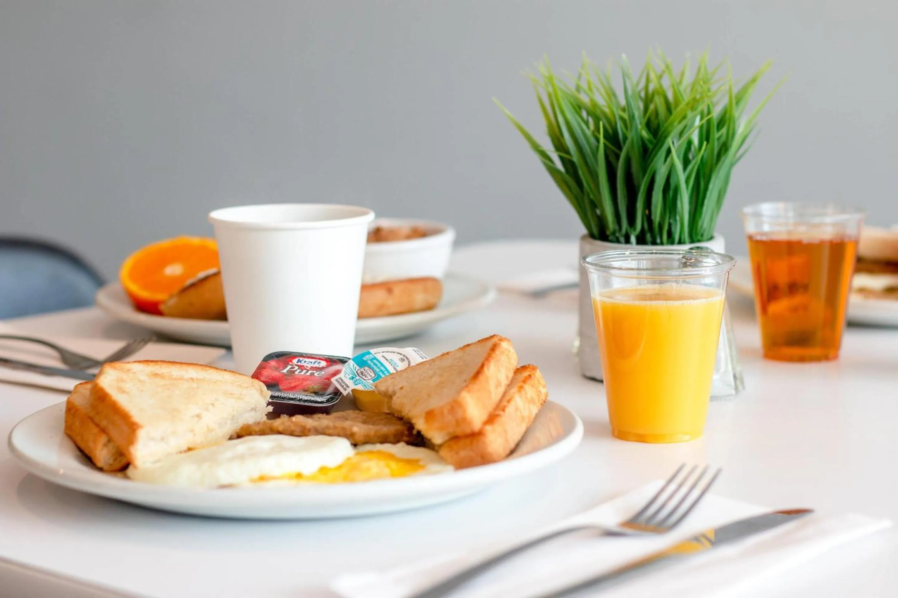 Breakfast in Comfort Suites Kingston Central