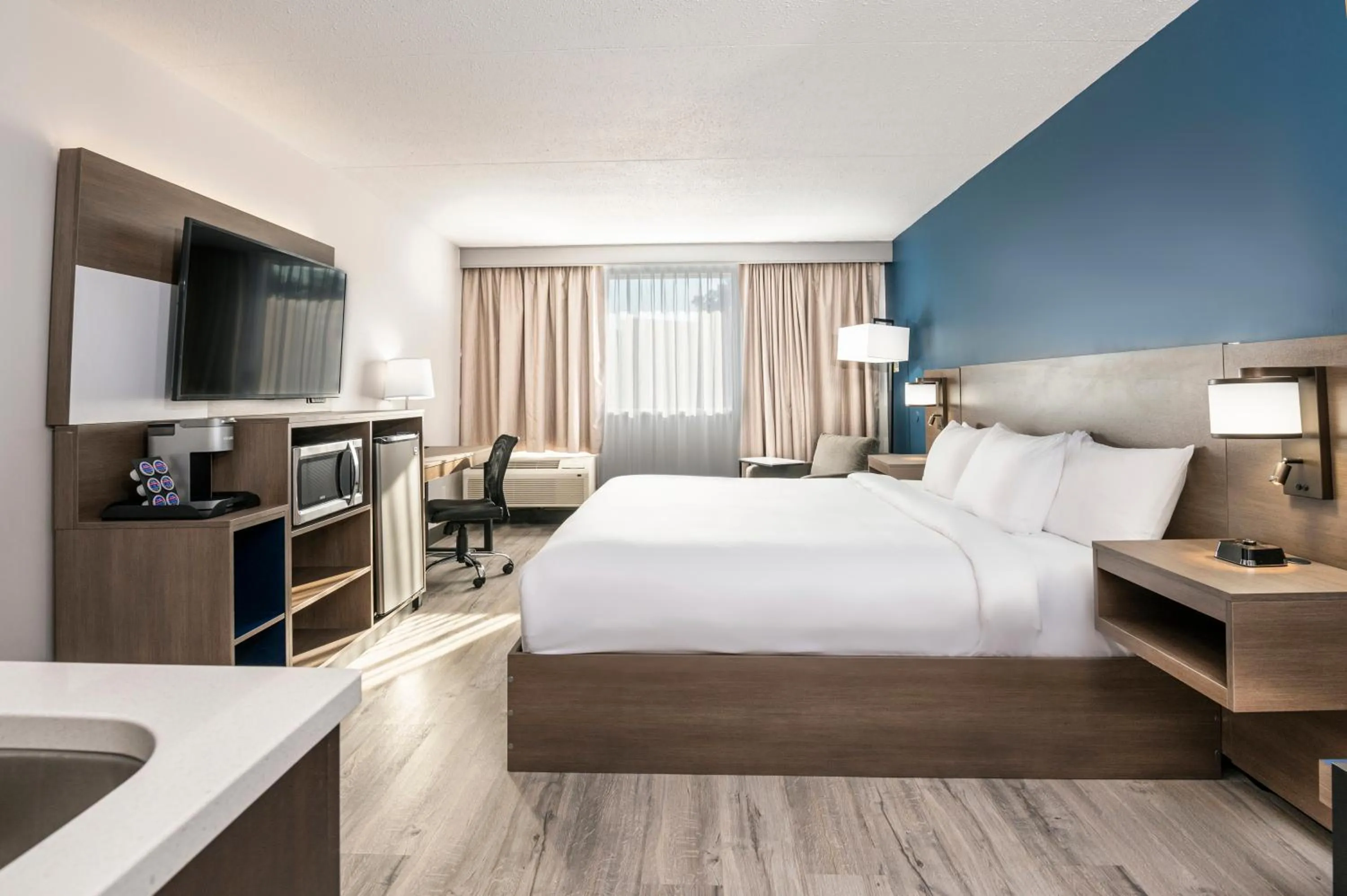 Bedroom, Bed in Comfort Suites Kingston Central