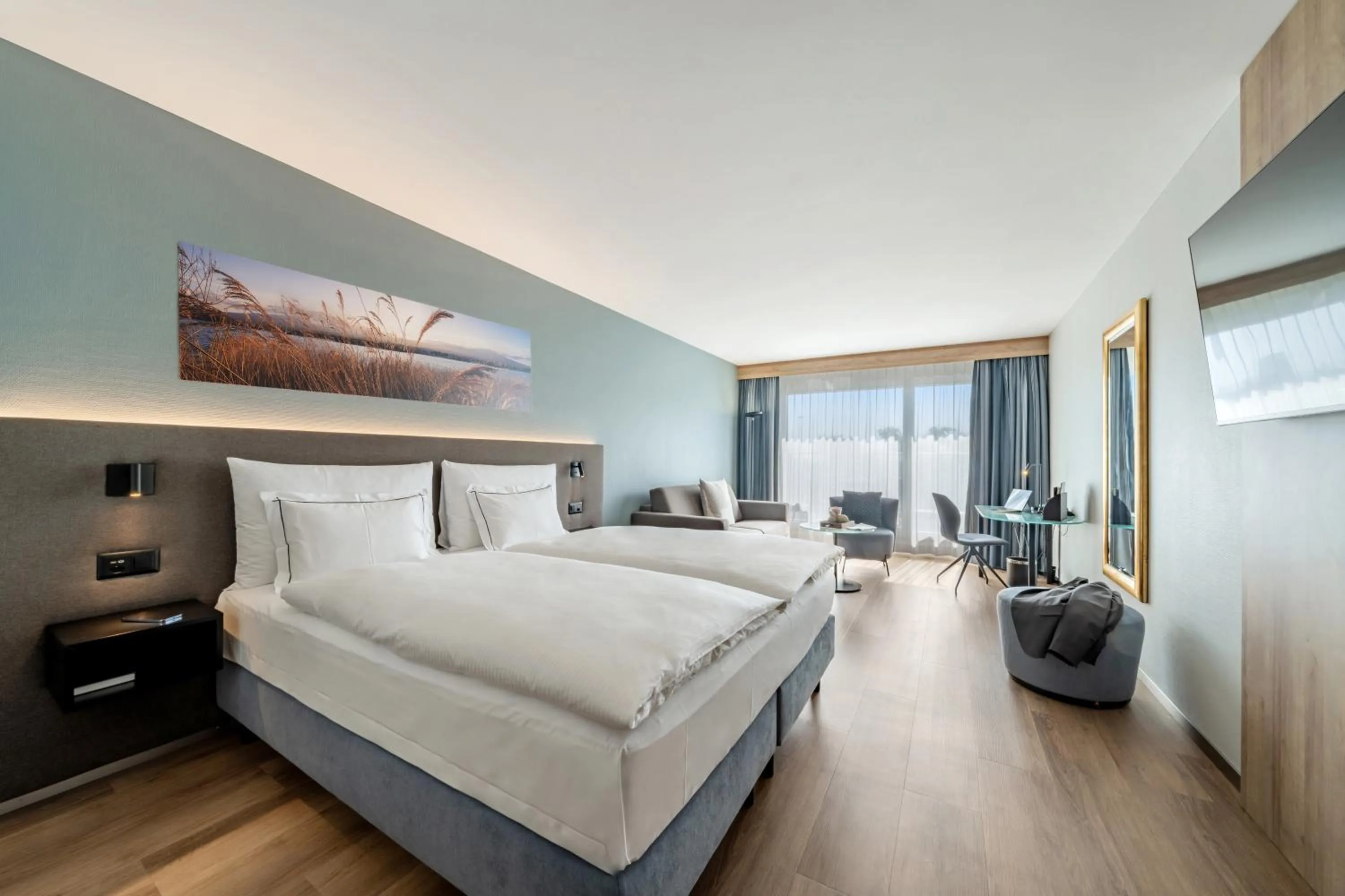 Photo of the whole room, Bed in Seedamm Plaza