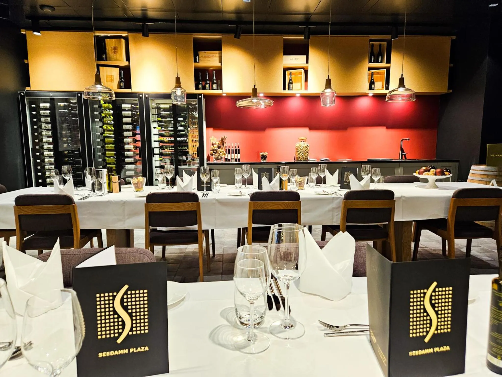 Restaurant/places to eat in Seedamm Plaza