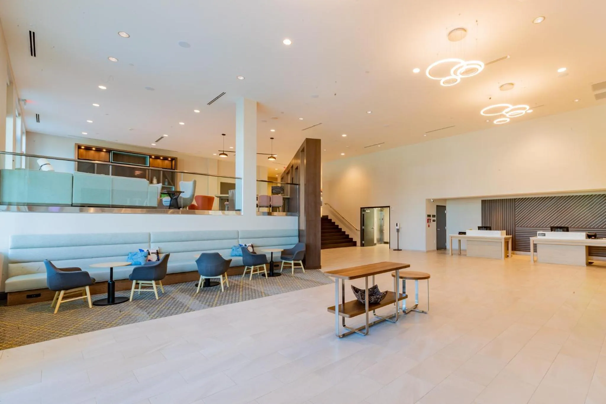 Lobby or reception in Holiday Inn & Suites Atlanta Perimeter Dunwoody, an IHG Hotel