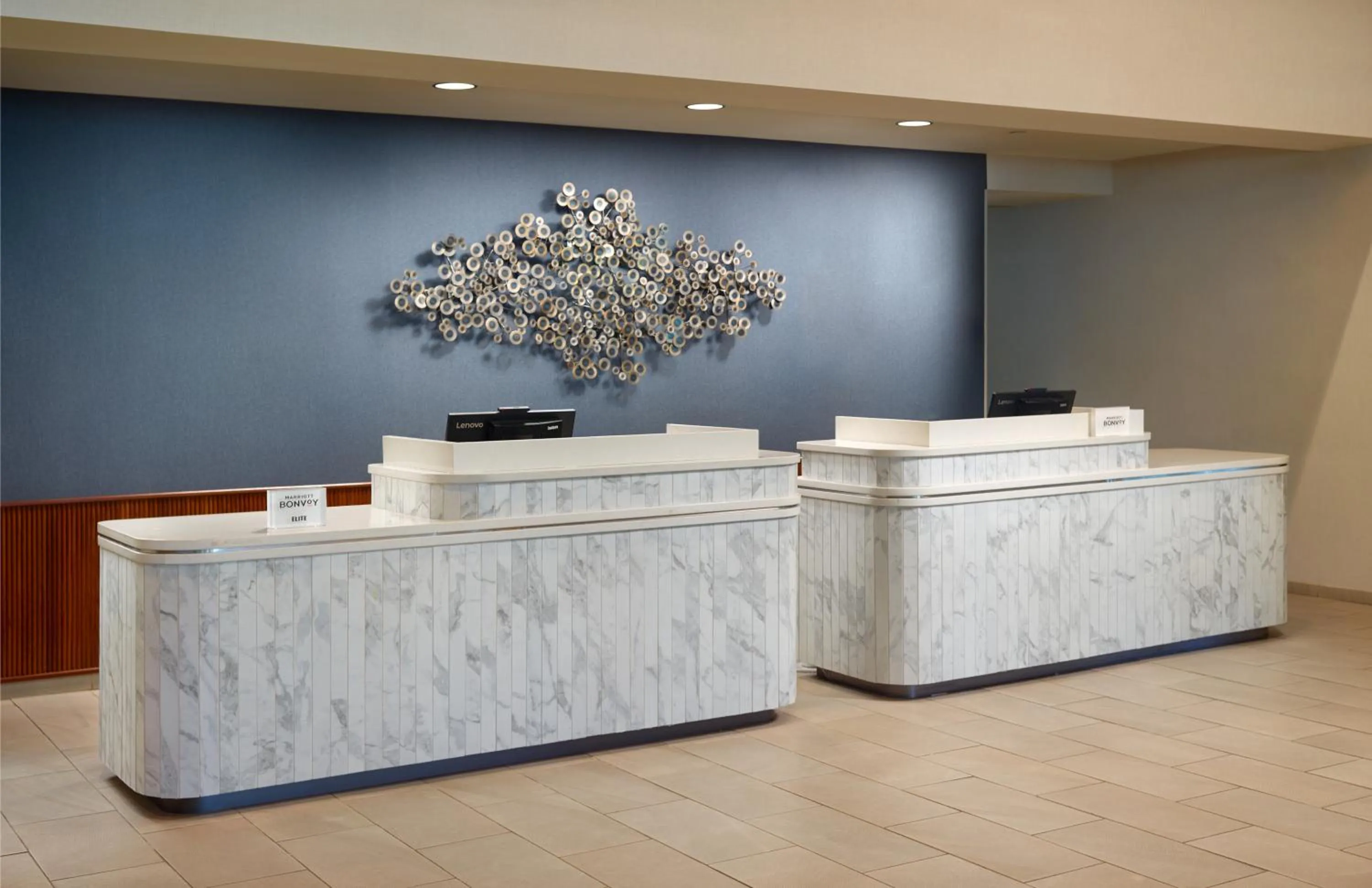 Lobby or reception in Holiday Inn & Suites Atlanta Perimeter Dunwoody, an IHG Hotel