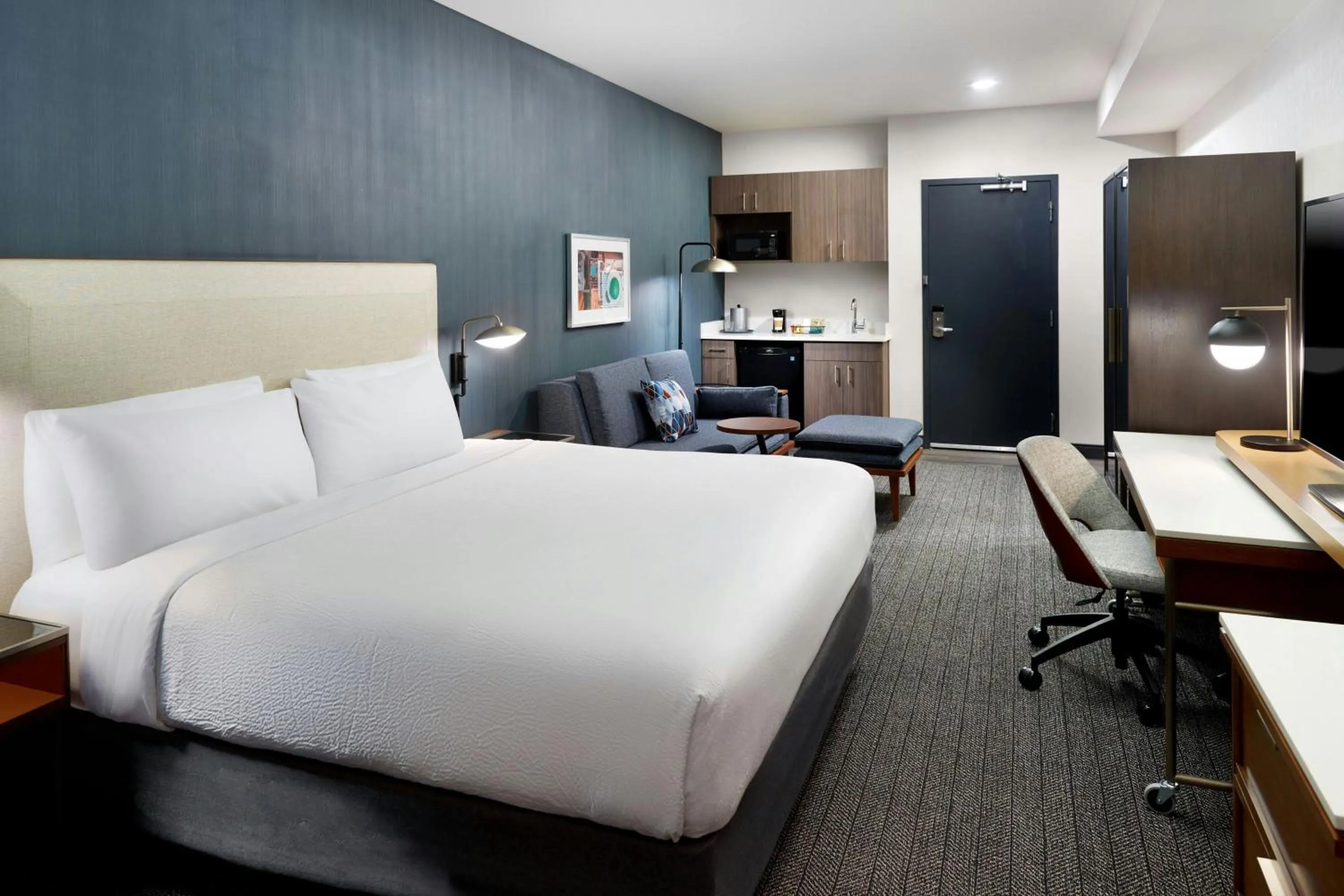 Photo of the whole room, Bed in Courtyard by Marriott Atlanta Dunwoody
