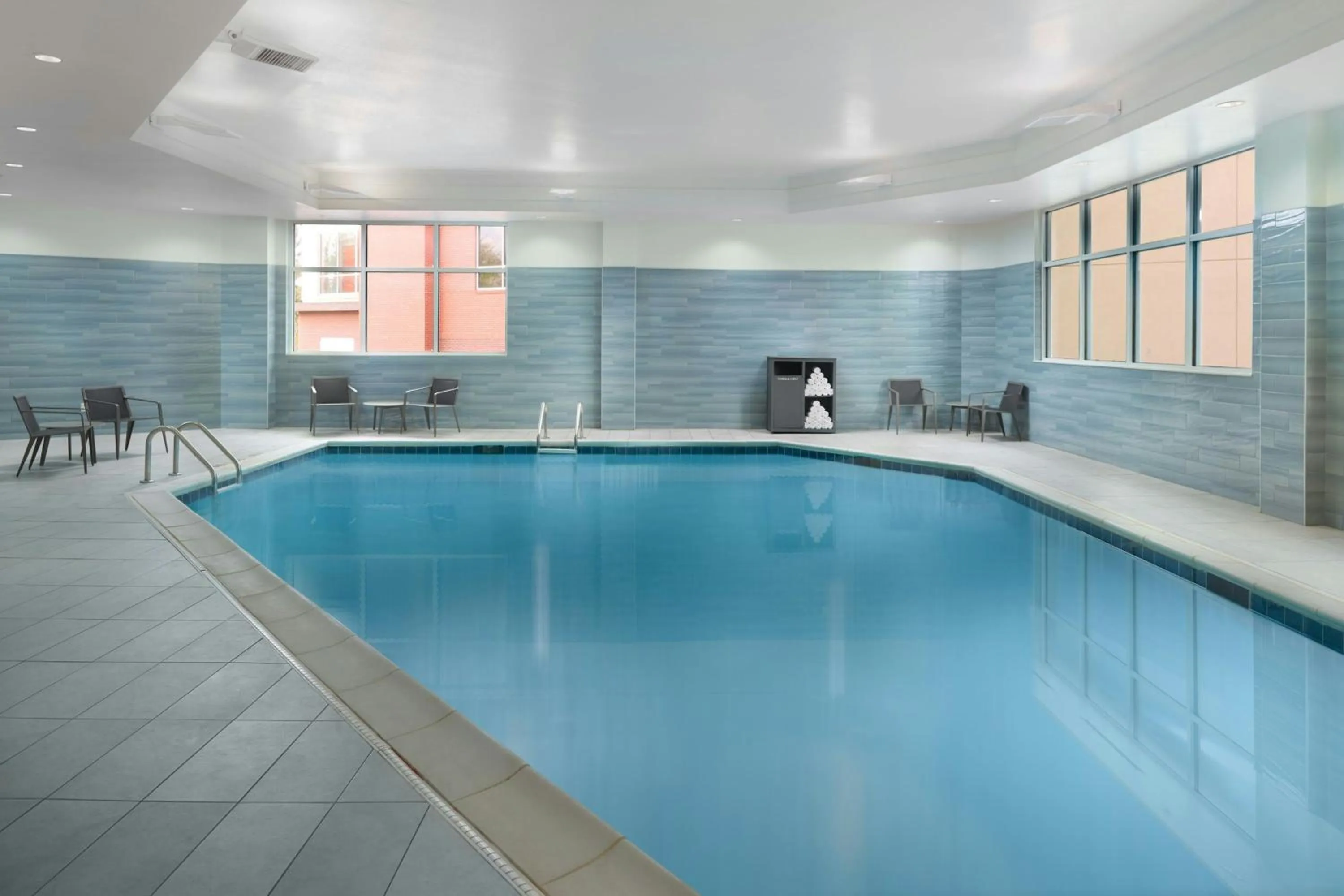 Swimming pool in Courtyard by Marriott Atlanta Dunwoody
