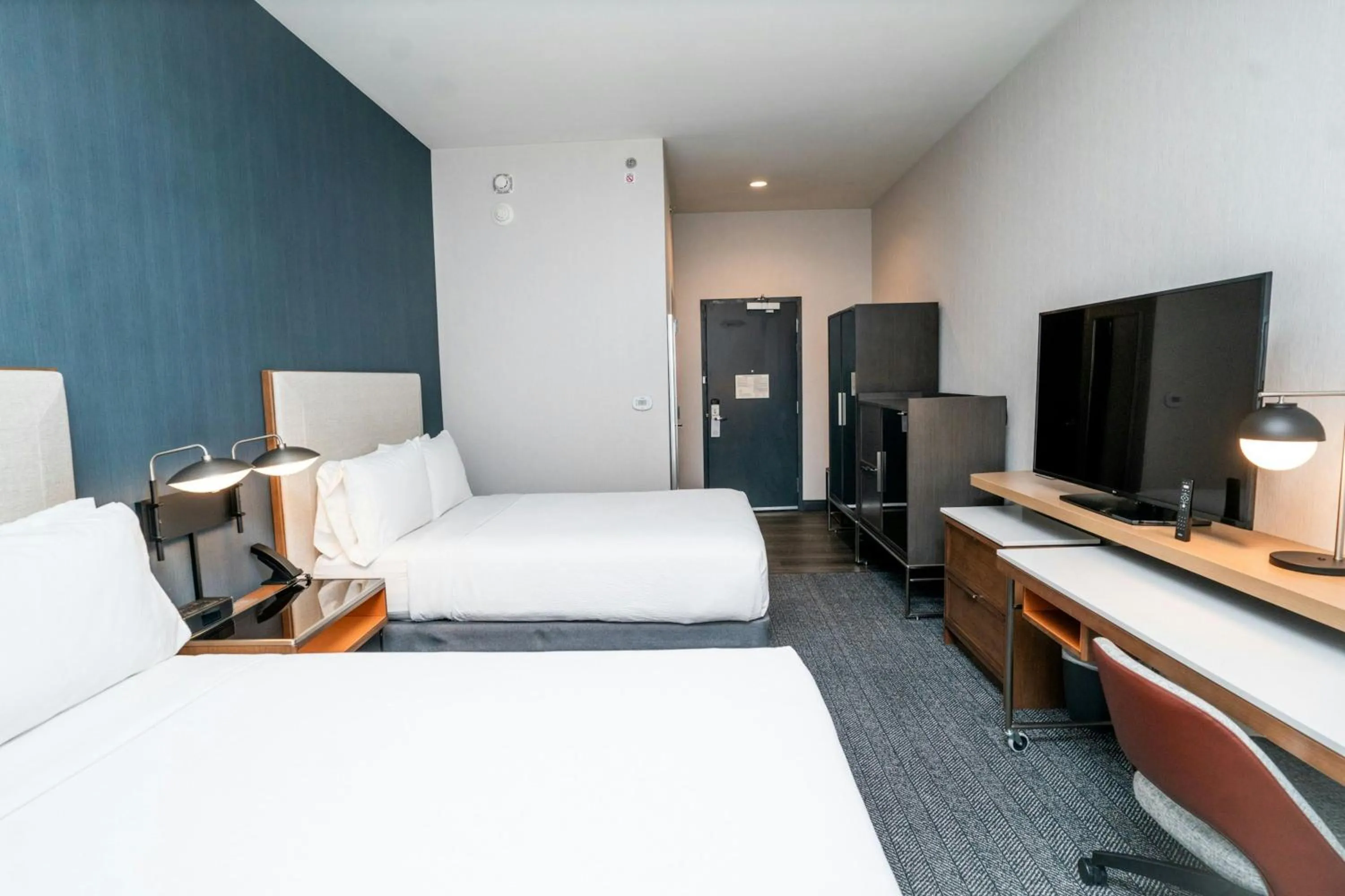 Photo of the whole room, Bed in Holiday Inn & Suites Atlanta Perimeter Dunwoody, an IHG Hotel