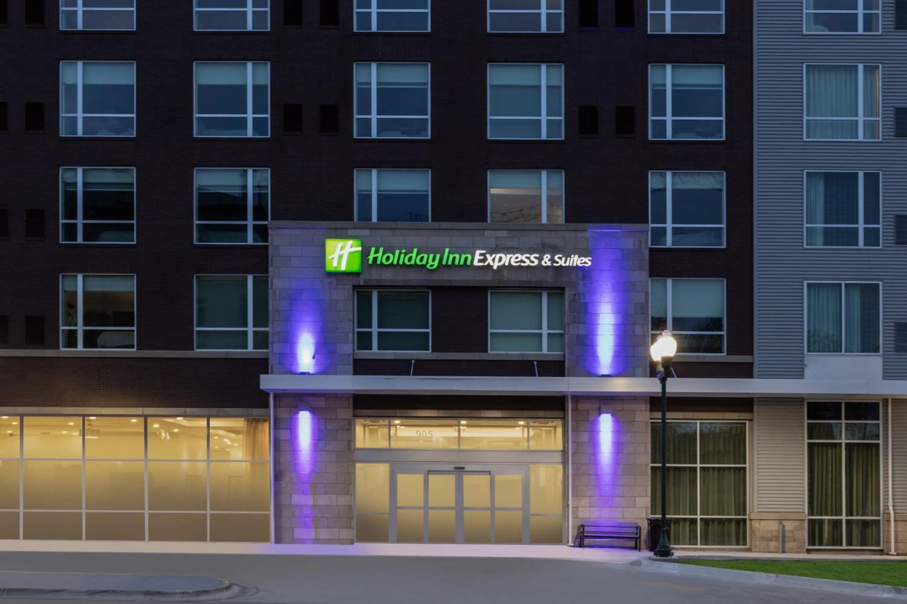 Property building in Holiday Inn Express & Suites - Lincoln Downtown by IHG