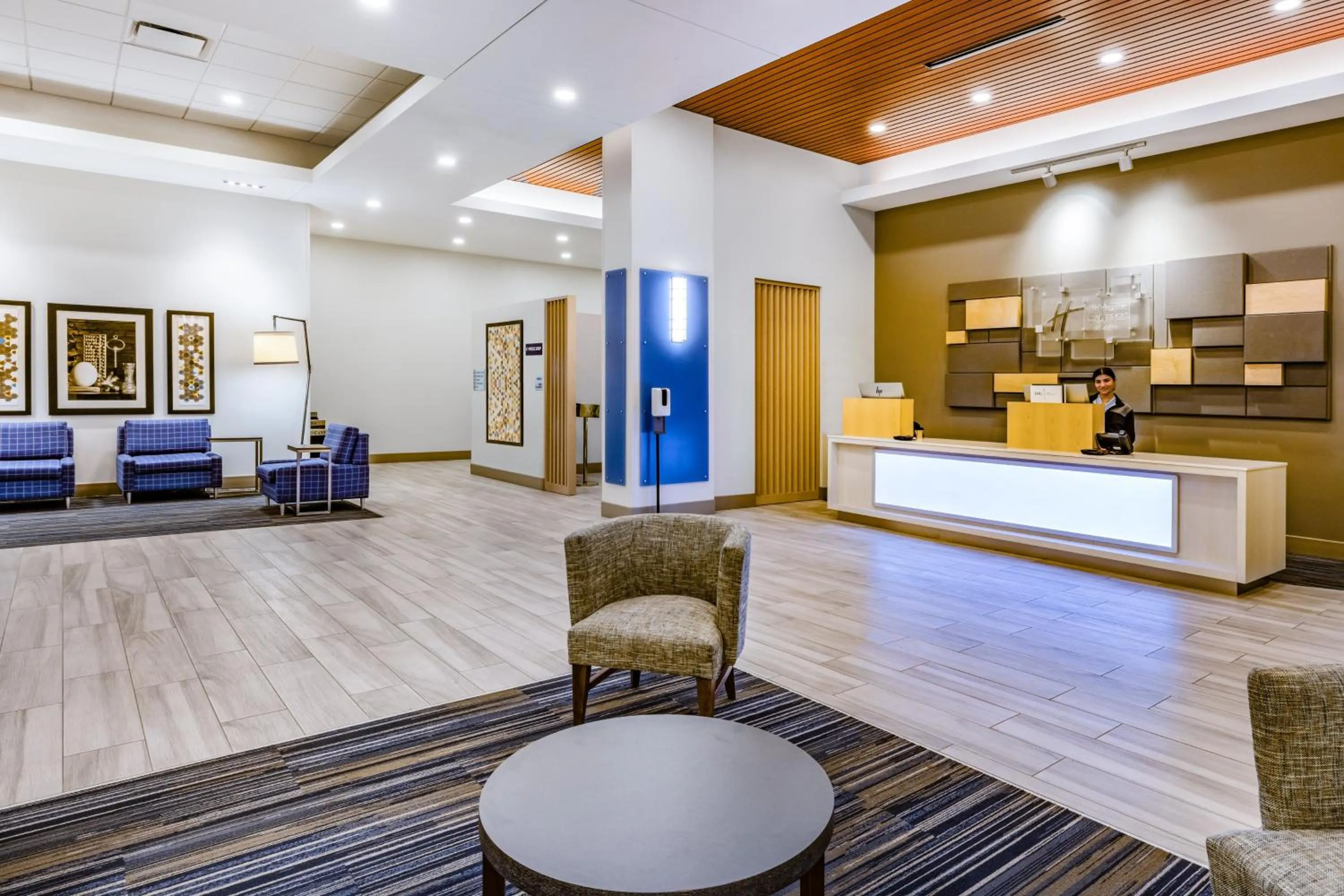 Property building in Holiday Inn Express & Suites - Lincoln Downtown by IHG