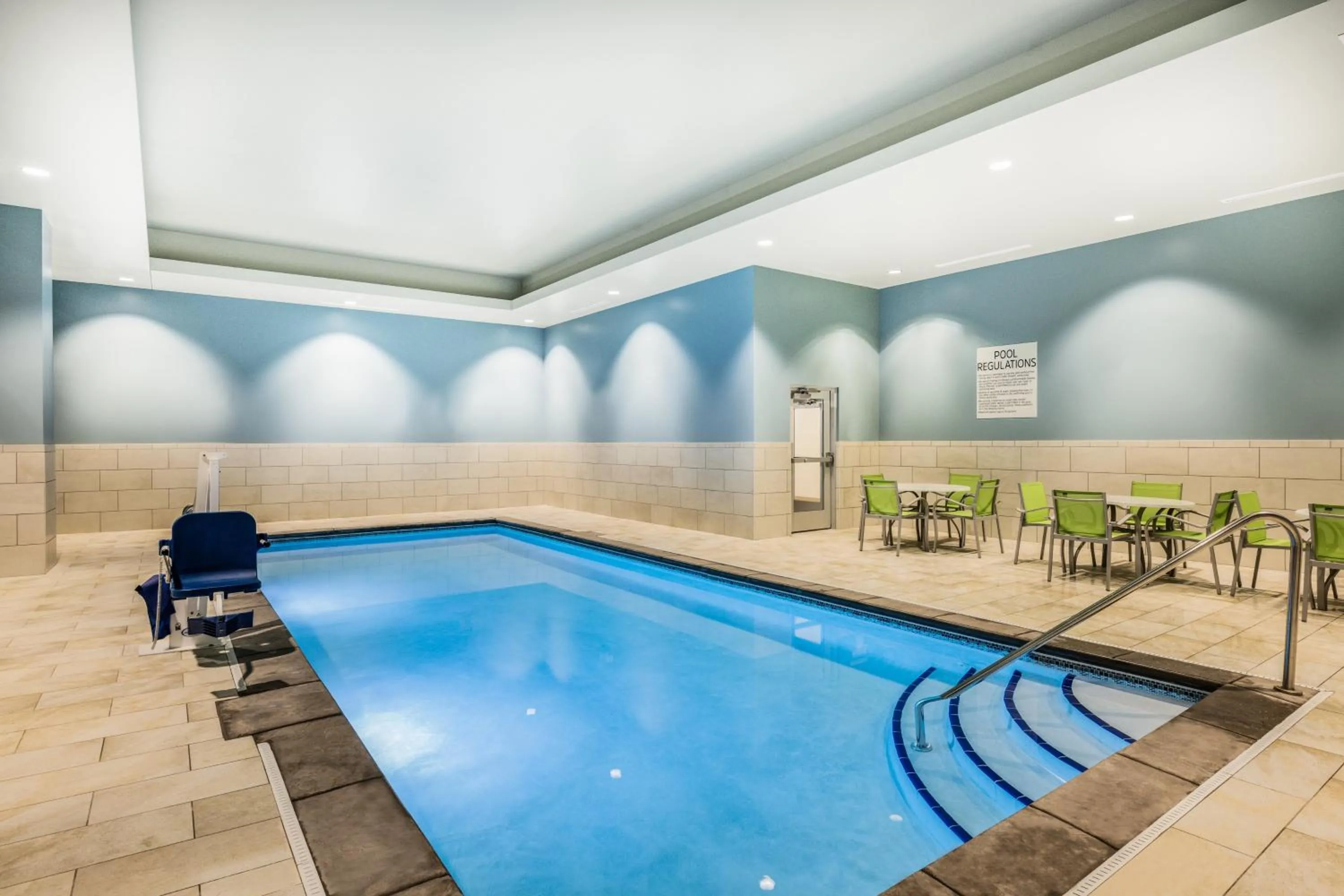 Swimming pool in Holiday Inn Express & Suites - Lincoln Downtown by IHG
