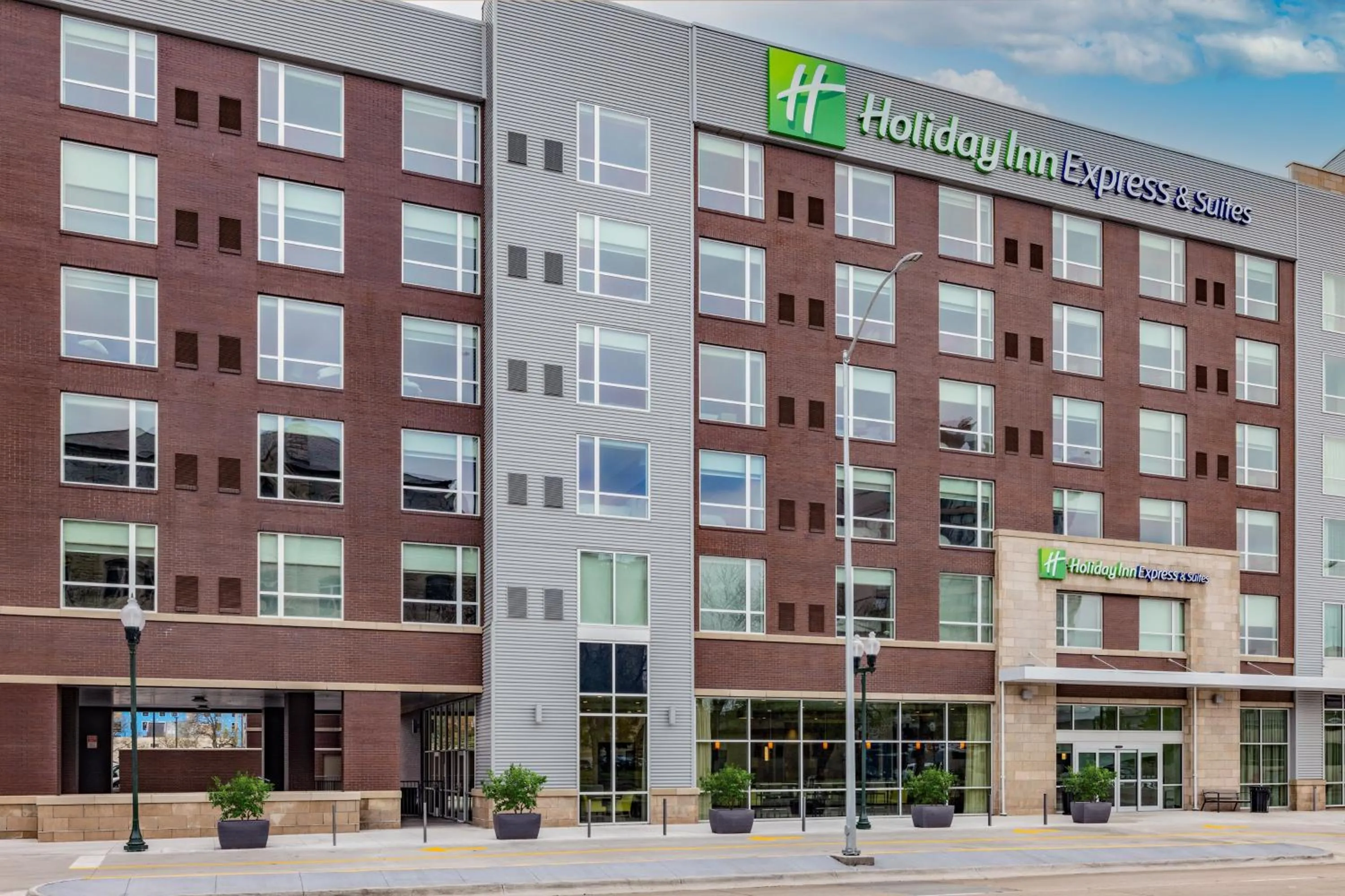 Property building in Holiday Inn Express & Suites - Lincoln Downtown by IHG
