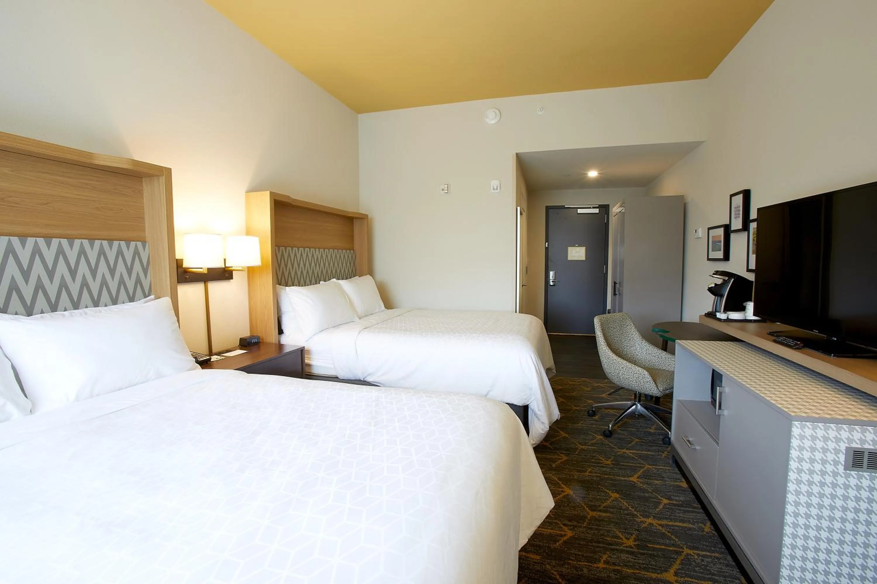 Photo of the whole room, Bed in Holiday Inn Louisville Downtown by IHG