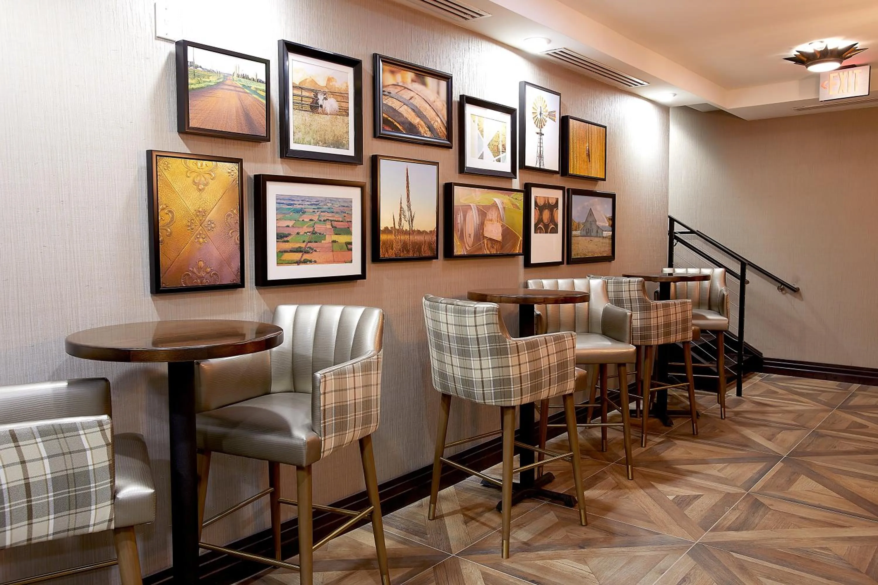 Lounge or bar in Holiday Inn Louisville Downtown by IHG