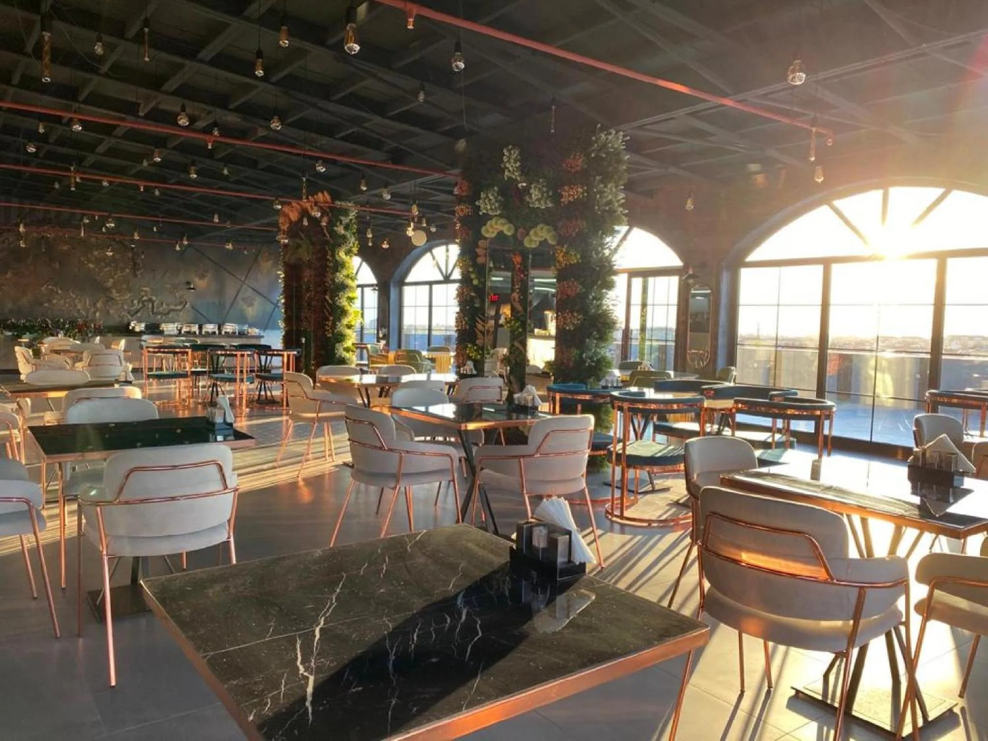 Restaurant/places to eat in NENESSAHOTEL