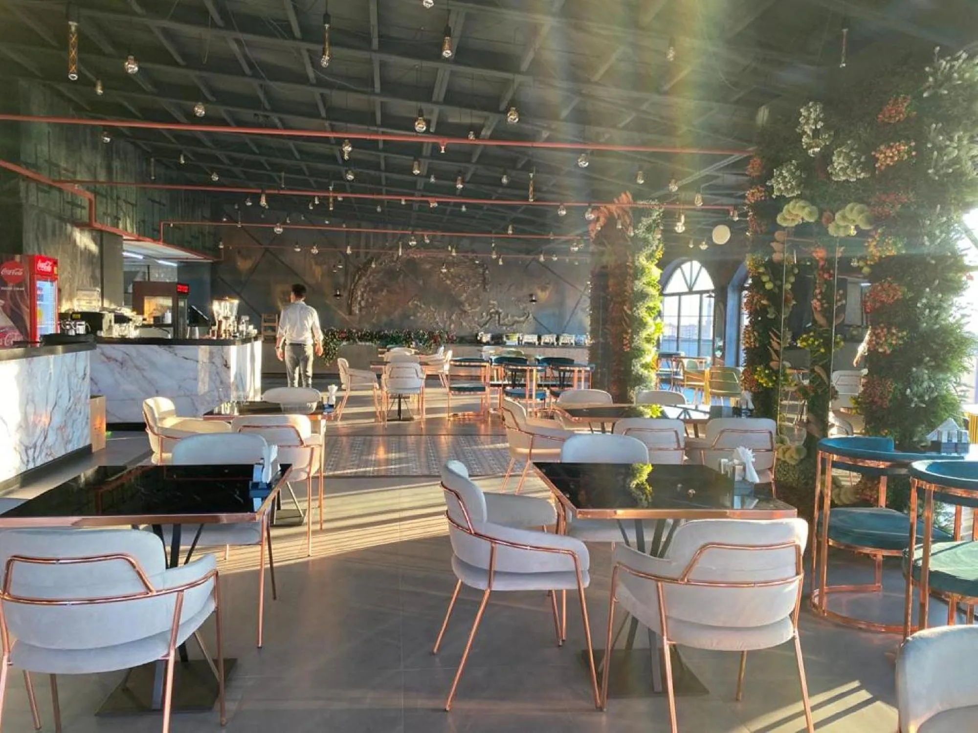 Restaurant/places to eat in NENESSAHOTEL