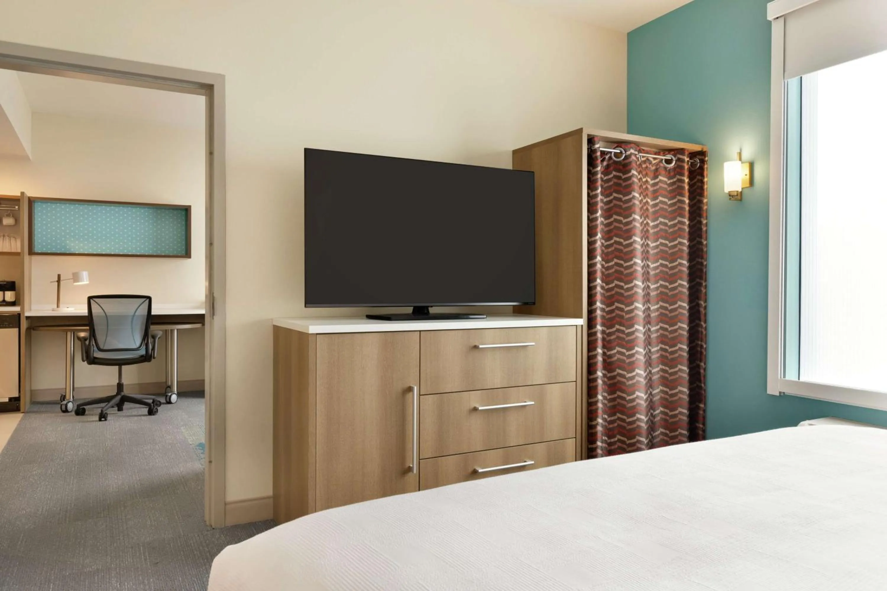 Bedroom, Bed in Home2 Suites by Hilton New Brunswick, NJ