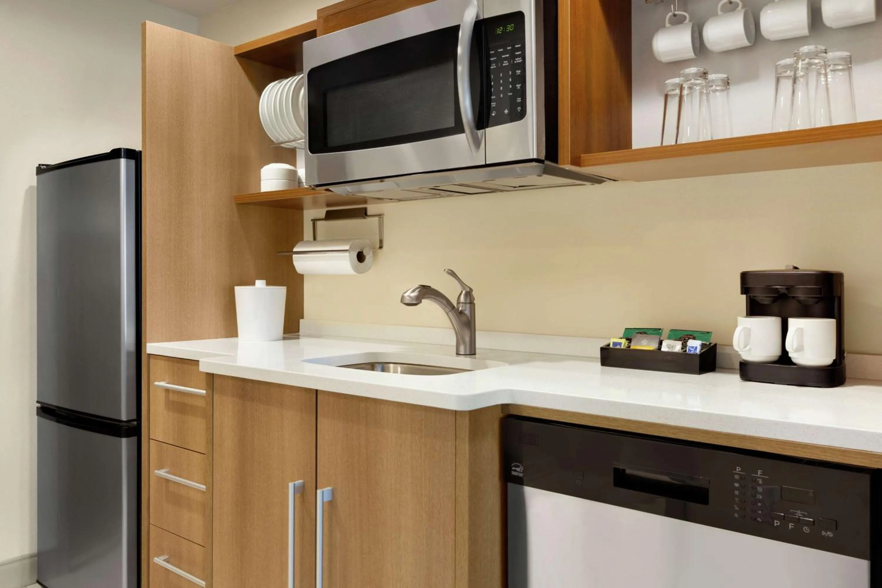 Kitchen or kitchenette in Home2 Suites by Hilton New Brunswick, NJ