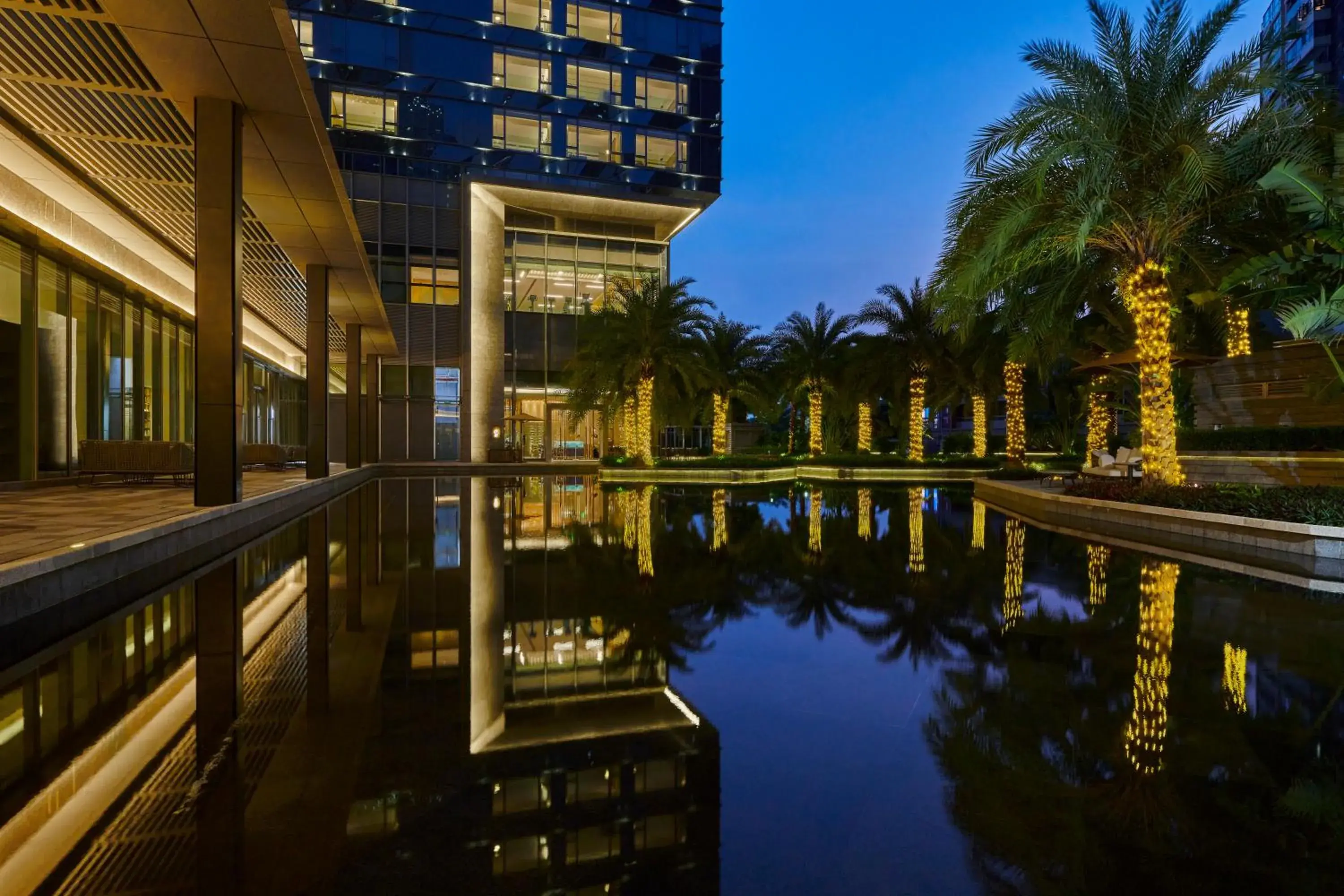 Inner courtyard view, Swimming Pool in DoubleTree by Hilton Shenzhen Airport 