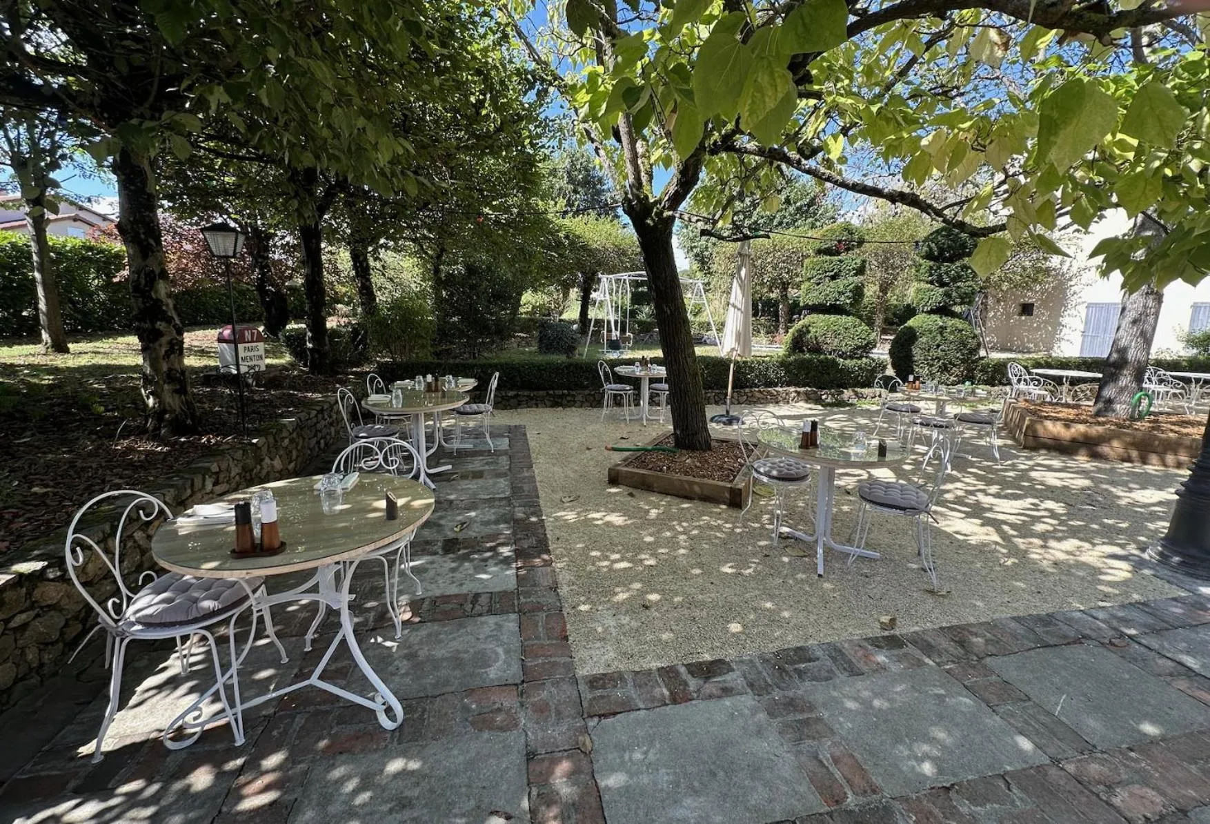 Patio in Logis Hôtel LE DAHU