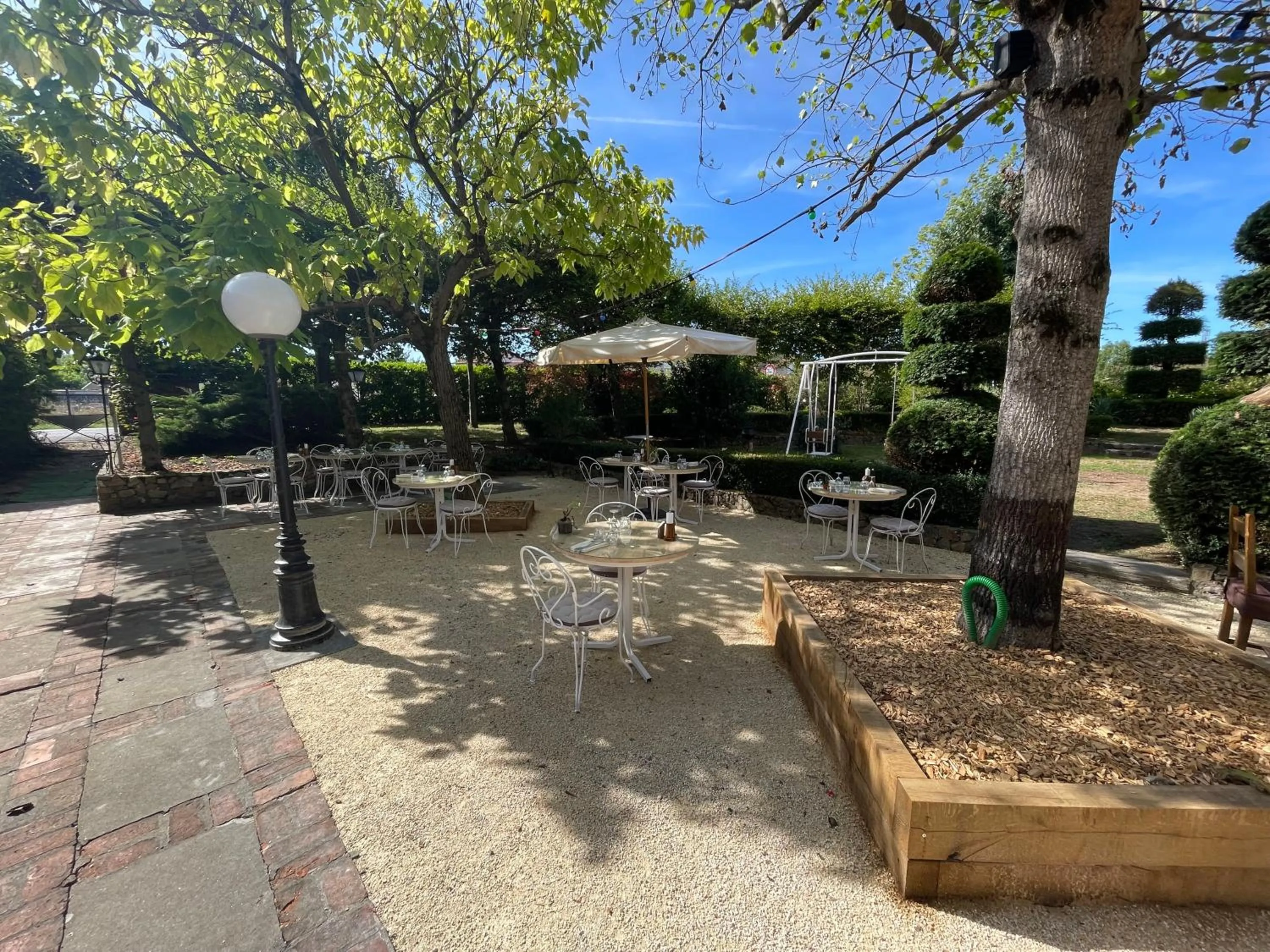 Patio in Logis Hôtel LE DAHU