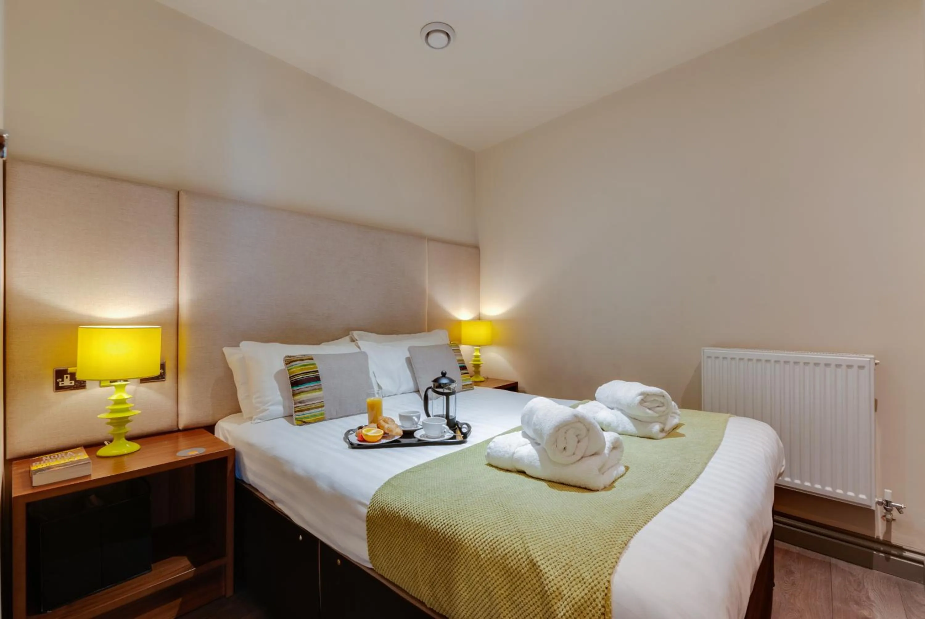 Bedroom, Bed in Base Serviced Apartments - City Road