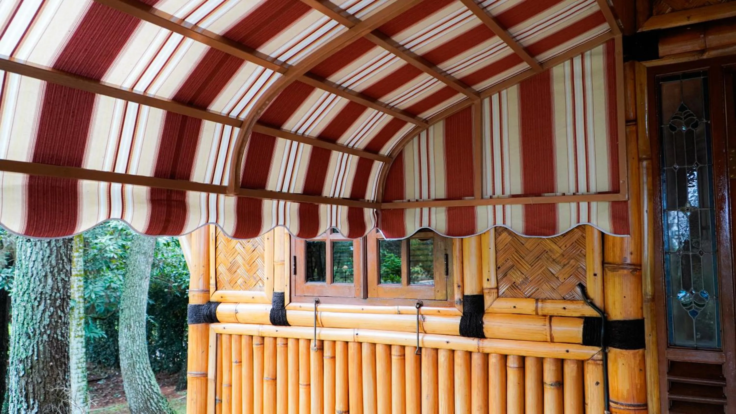 currency exchange in Jatinangor National Golf & Resort