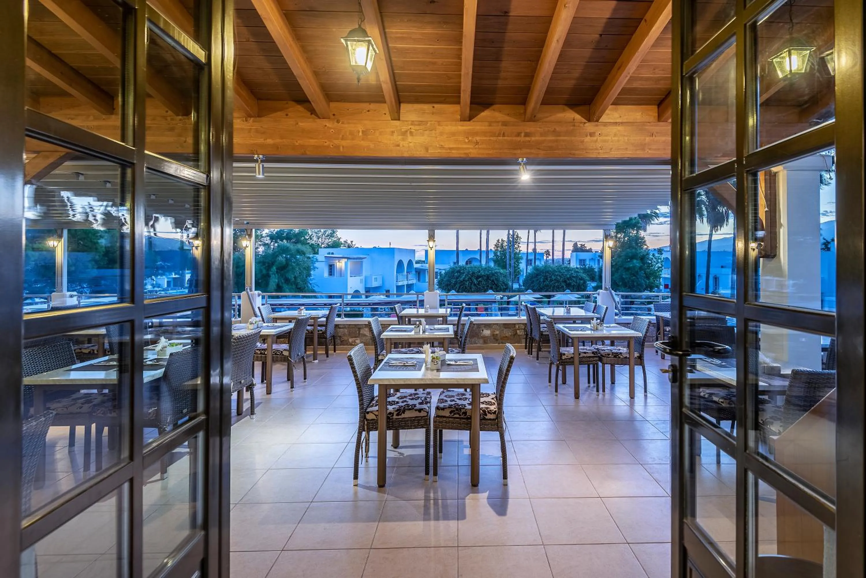 Restaurant/places to eat in Palladium hotel