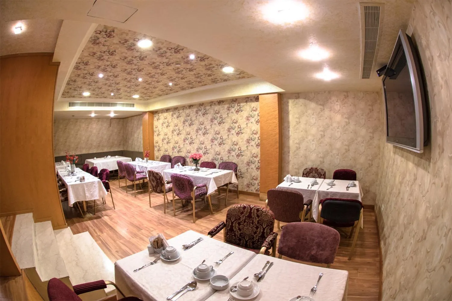 Restaurant/places to eat in King Suites Hotel